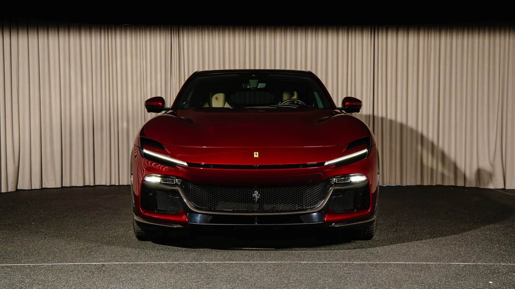 2024 Ferrari Purosangue proposée par un concessionnaire spécialisé à Kongens Lyngby, Danemark, photo principale