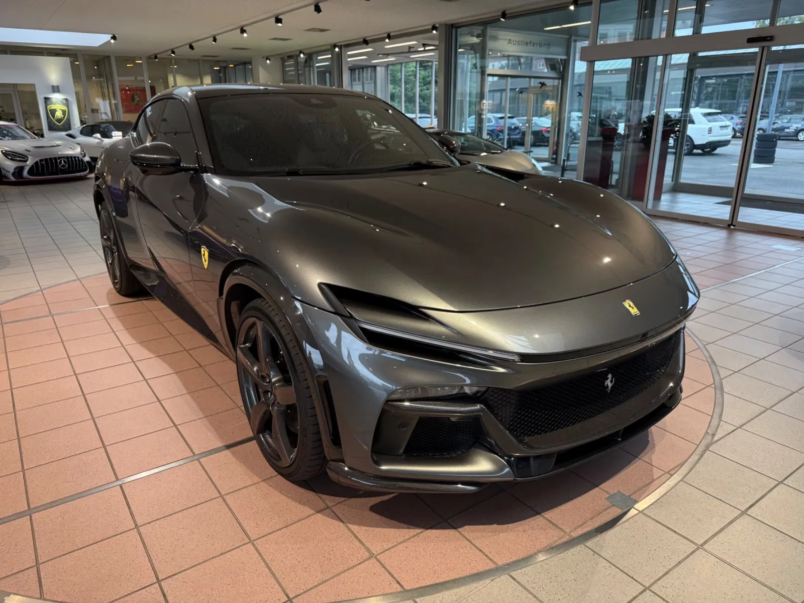 2024 Ferrari Purosangue proposée par un concessionnaire spécialisé à Hannover, Allemagne, photo principale