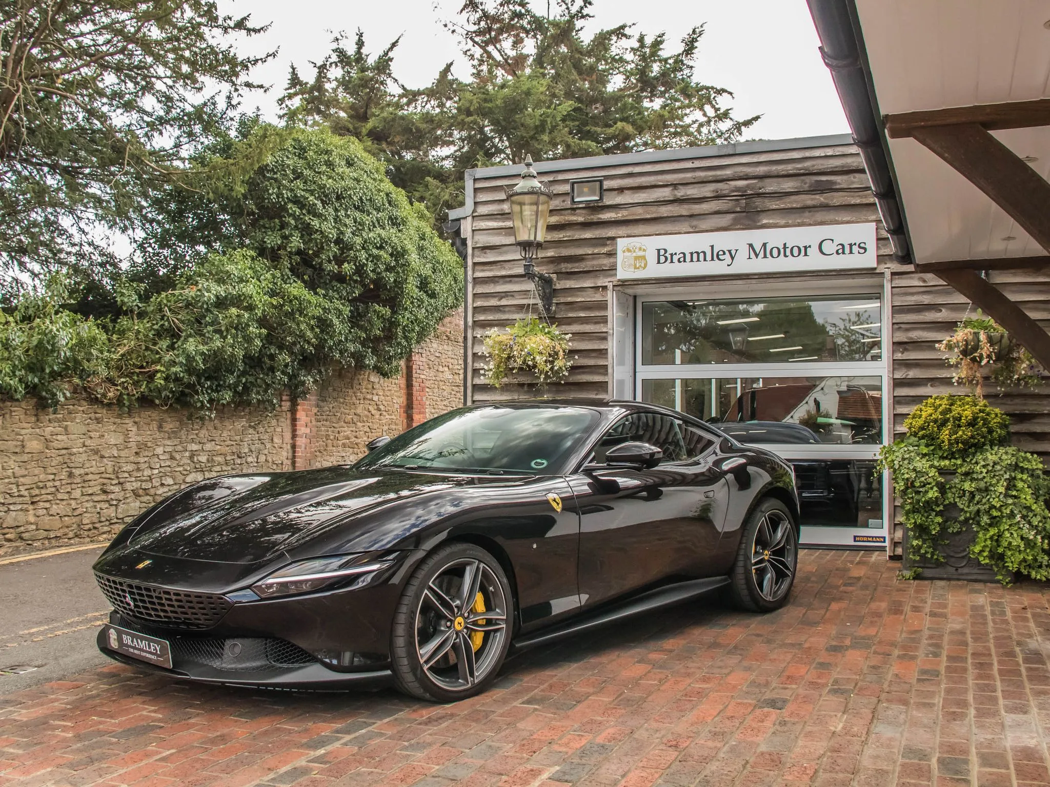 2024 Ferrari Roma proposée par un concessionnaire spécialisé à Bramley, Royaume-Uni, photo principale