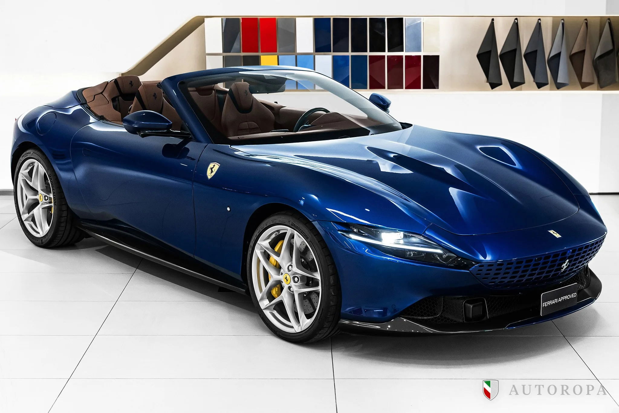 2024 Ferrari Roma Spider proposée par un concessionnaire agréé Ferrari et Maserati à Stockholm, Suède, photo principale