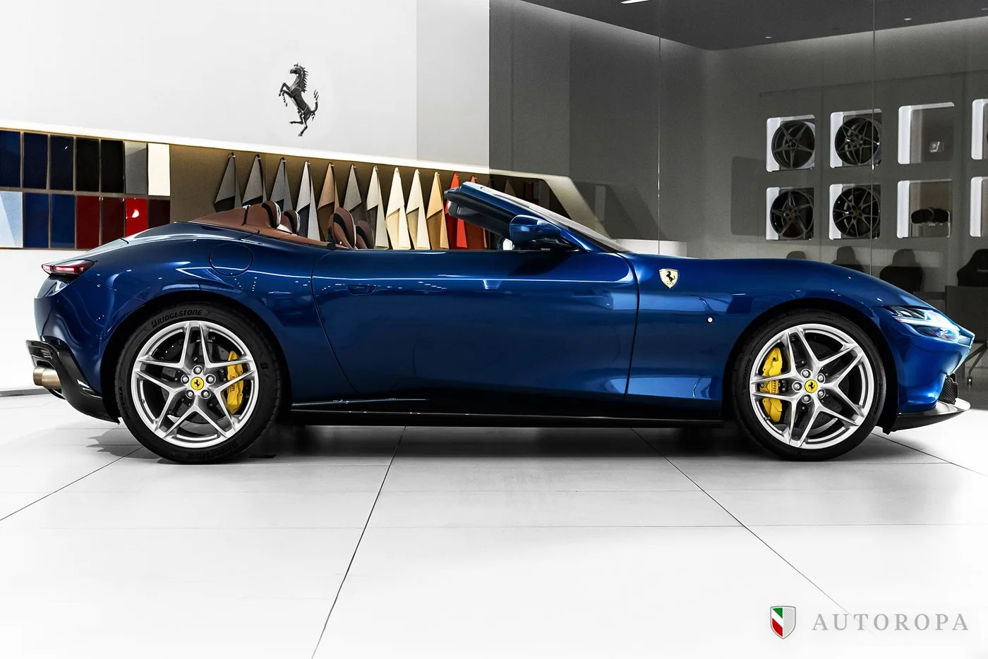 2024 Ferrari Roma Spider proposée par un concessionnaire agréé Ferrari et Maserati à Stockholm, Suède, photo 3 sur 10