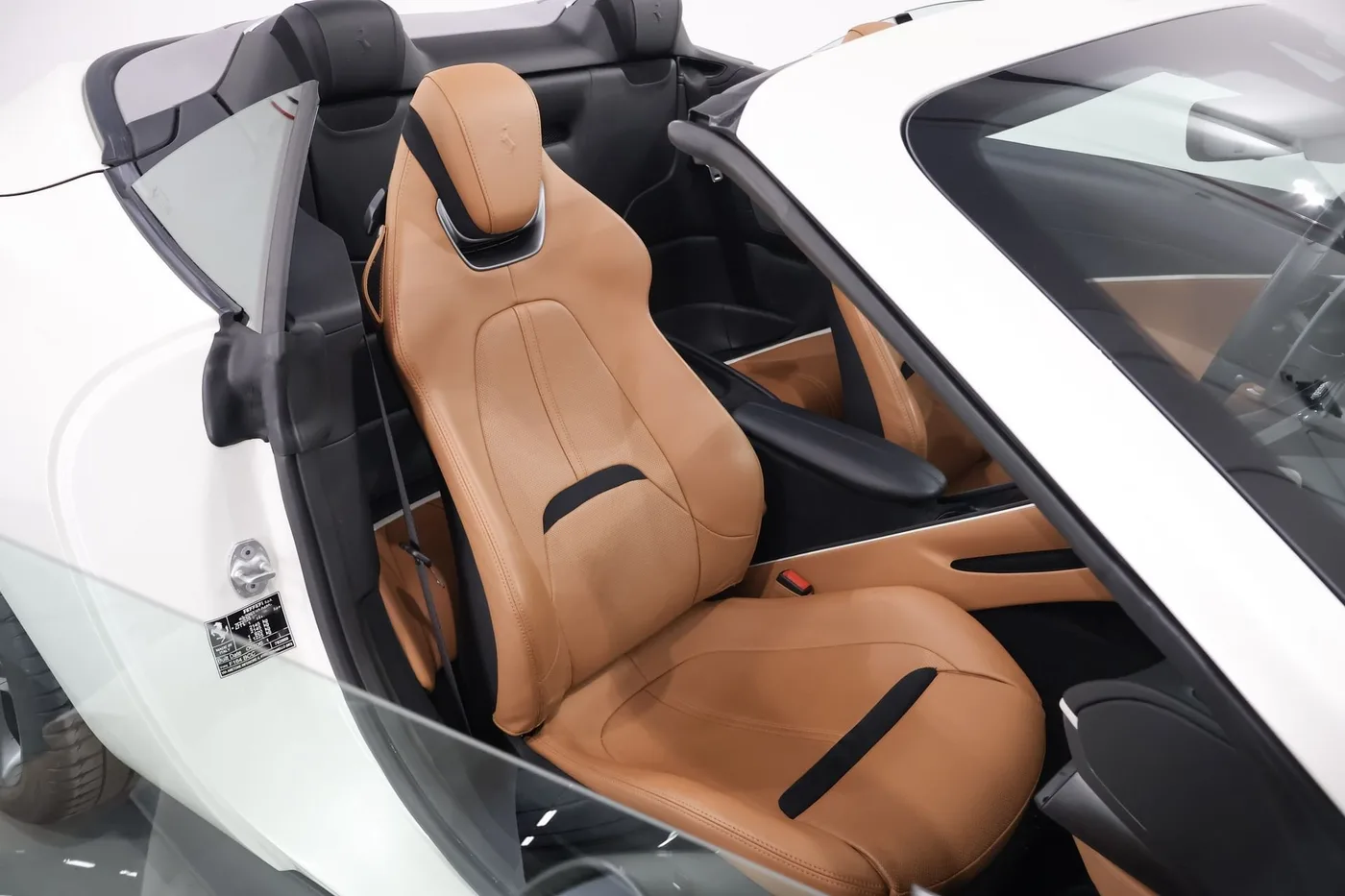 2024 Ferrari Roma Spider angeboten von einem Supersportwagenhändler in Zibido San Giacomo, Italien, Foto 14 von 22