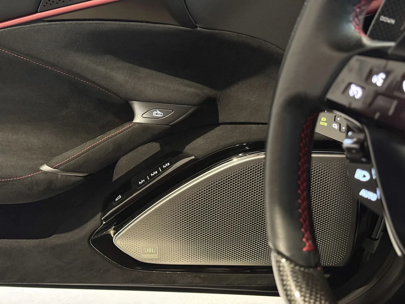 2024 Ferrari Roma Spider proposée par un concessionnaire spécialisé à Lucca, Italie, photo 17 sur 25