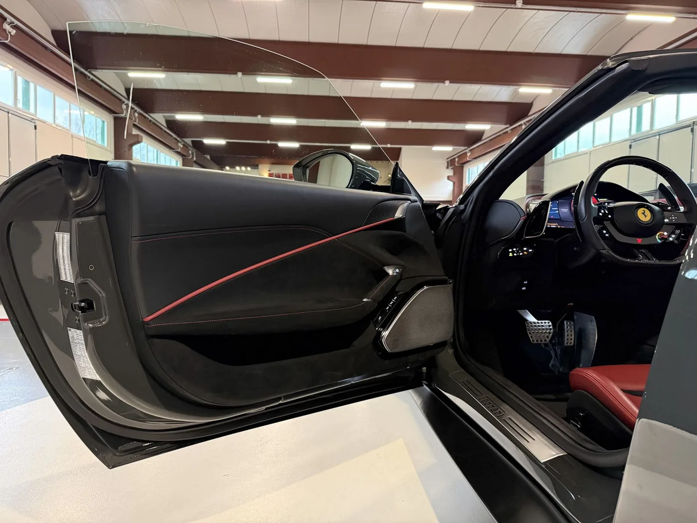 2024 Ferrari Roma Spider proposée par un concessionnaire spécialisé à Lucca, Italie, photo 22 sur 25
