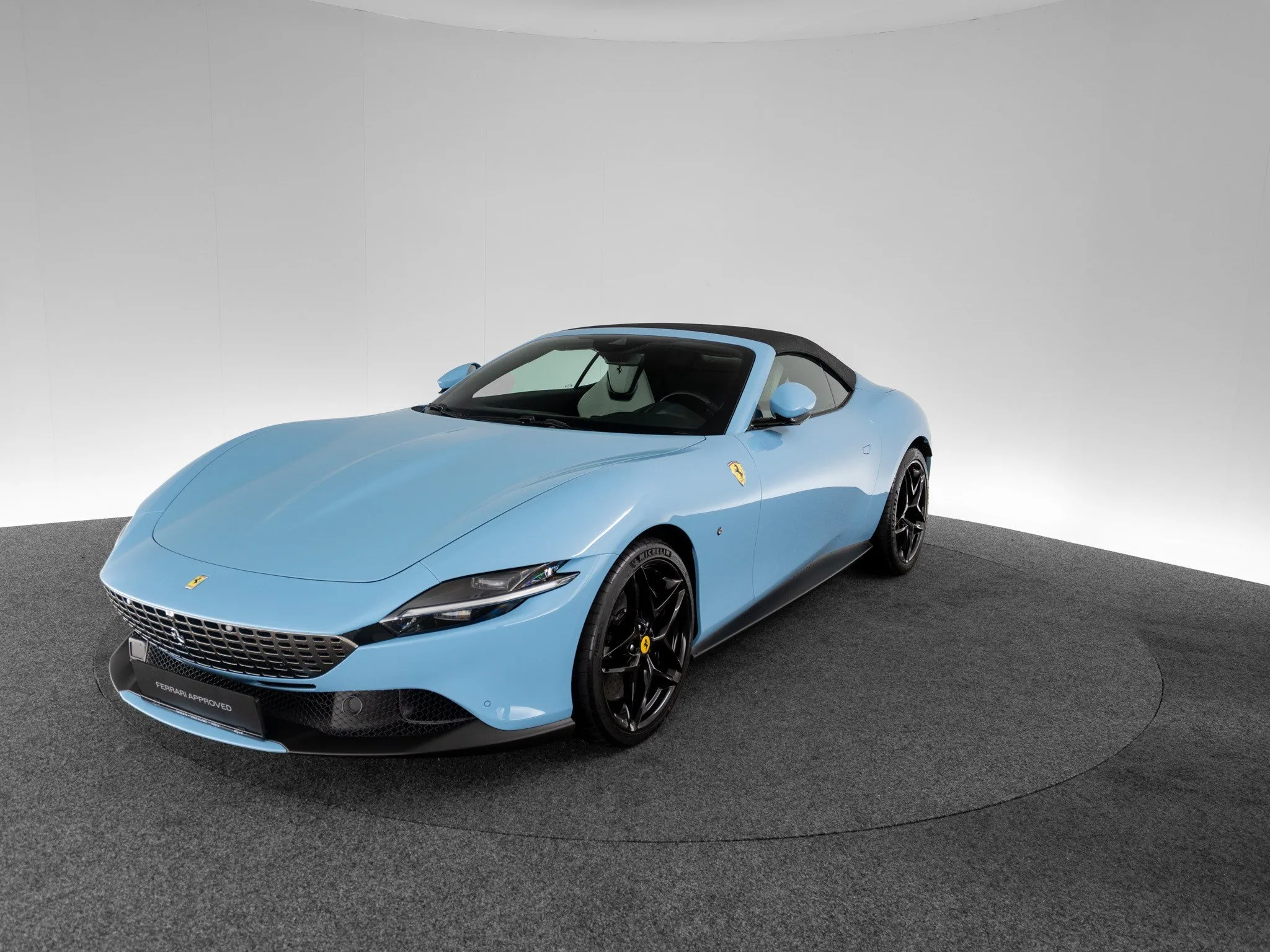 2024 Ferrari Roma Spider proposée par un concessionnaire spécialisé à Singen, Allemagne, photo principale