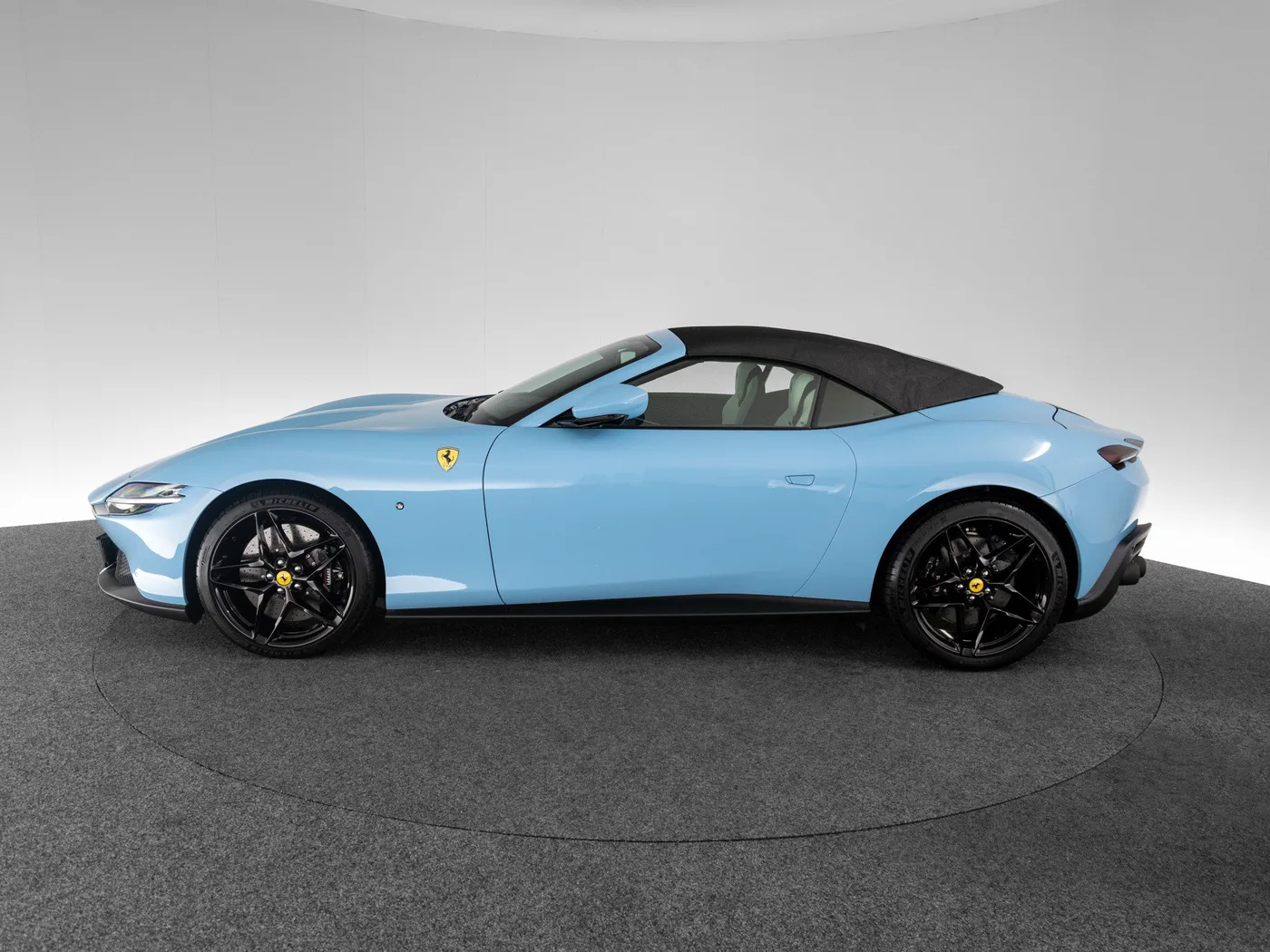 2024 Ferrari Roma Spider proposée par un concessionnaire spécialisé à Singen, Allemagne, photo 3 sur 15