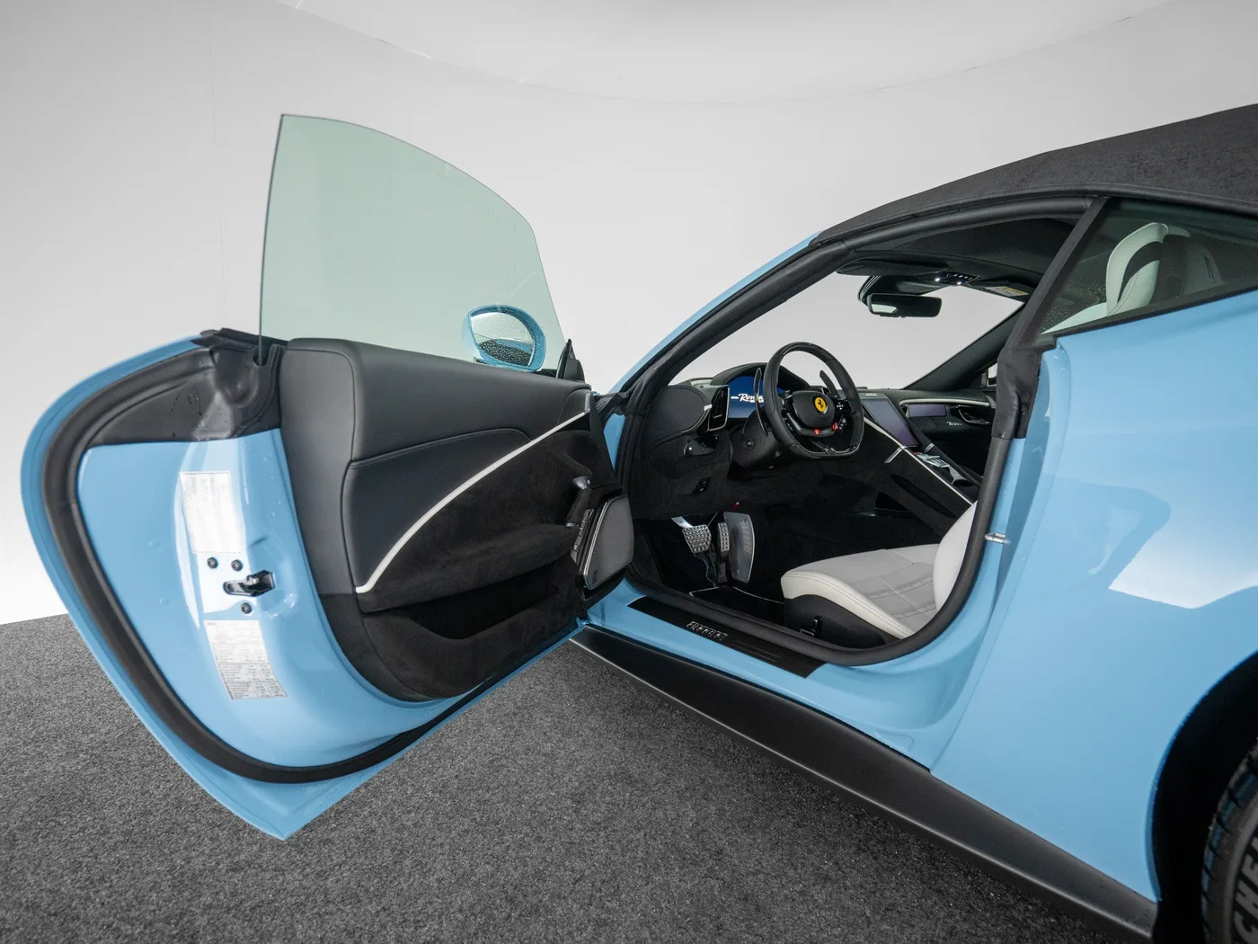 2024 Ferrari Roma Spider proposée par un concessionnaire spécialisé à Singen, Allemagne, photo 12 sur 15