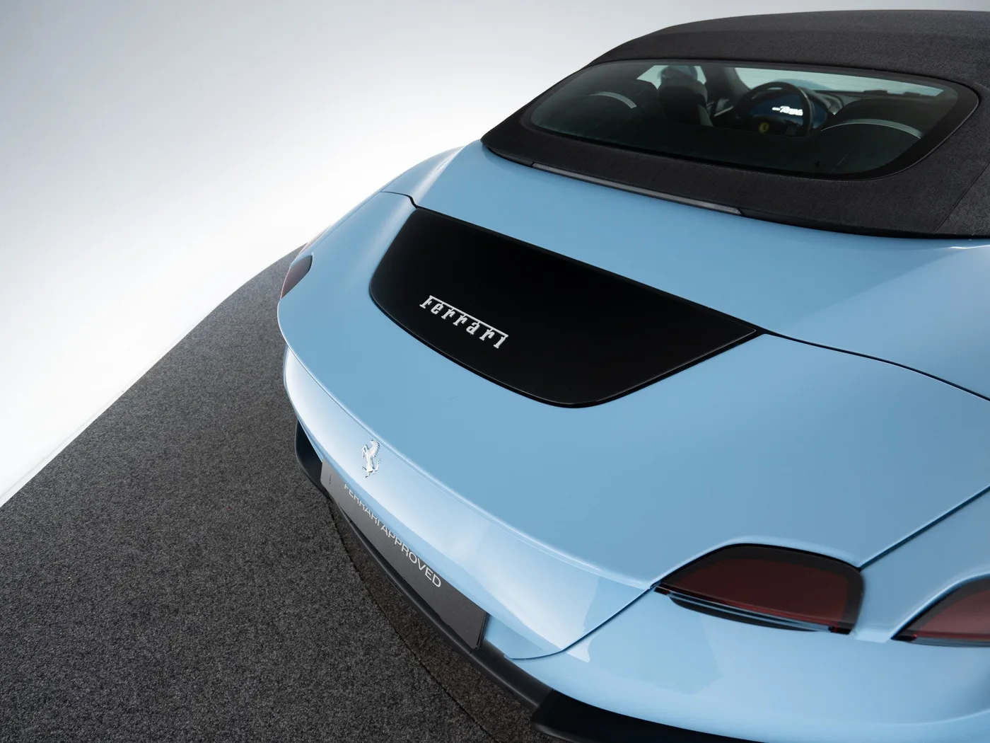 2024 Ferrari Roma Spider proposée par un concessionnaire spécialisé à Singen, Allemagne, photo 13 sur 15
