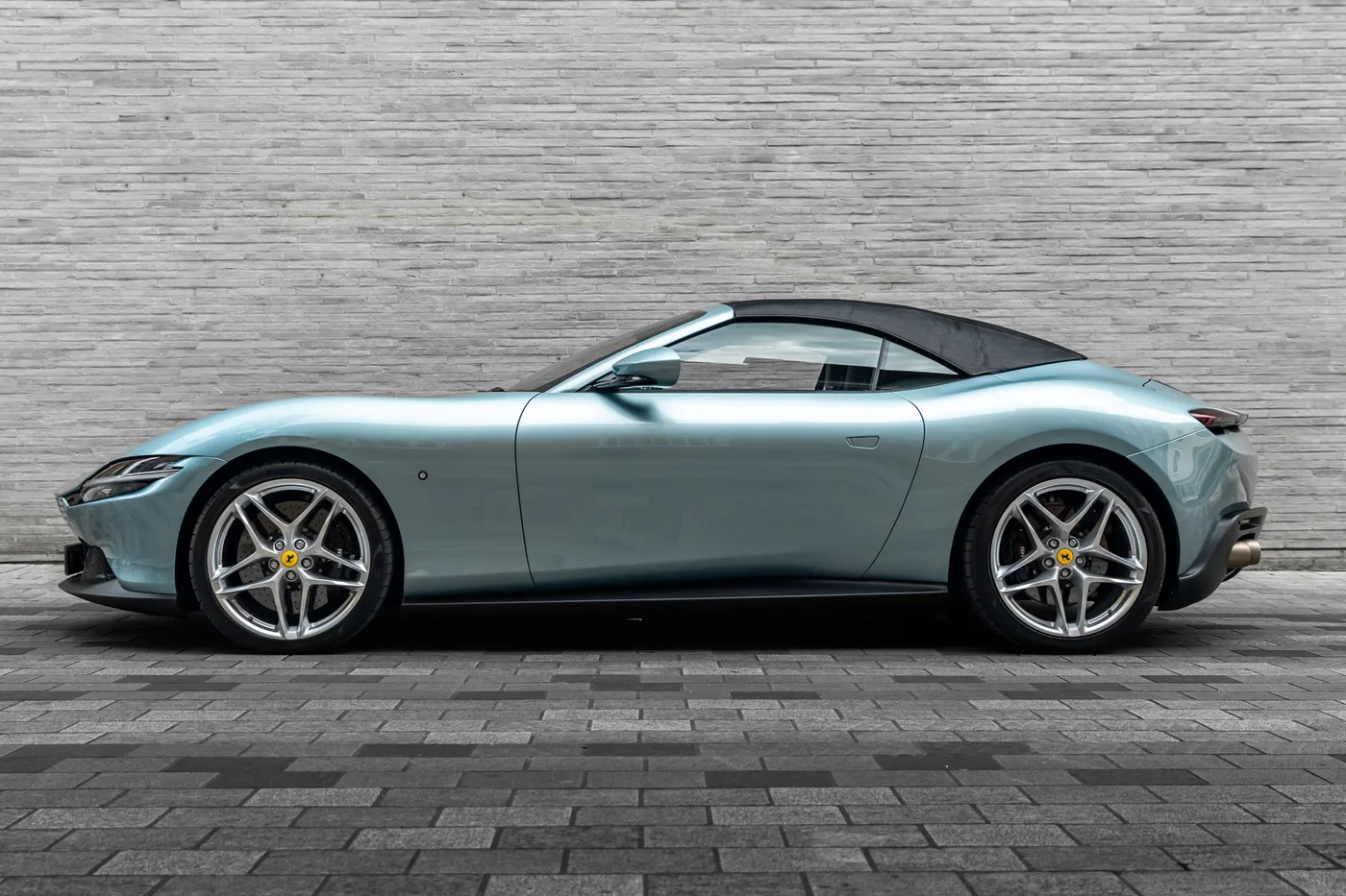 2024 Ferrari Roma Spider proposée par un groupe de concessions agréées à Mayfair, Royaume-Uni, photo 2 sur 25