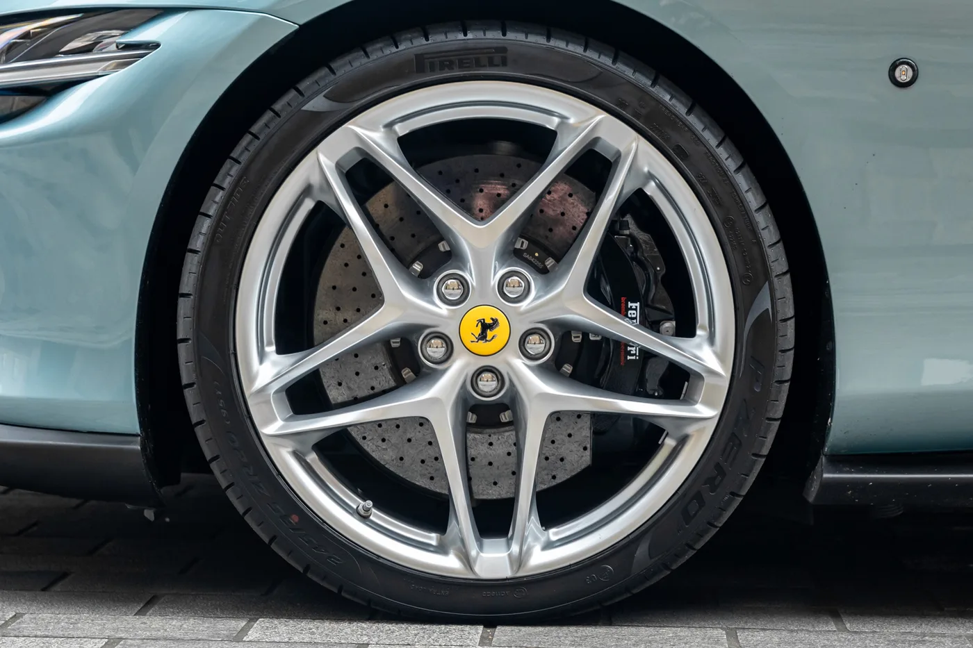 2024 Ferrari Roma Spider proposée par un groupe de concessions agréées à Mayfair, Royaume-Uni, photo 3 sur 25