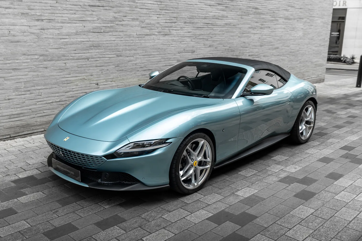 2024 Ferrari Roma Spider proposée par un groupe de concessions agréées à Mayfair, Royaume-Uni, photo 4 sur 25