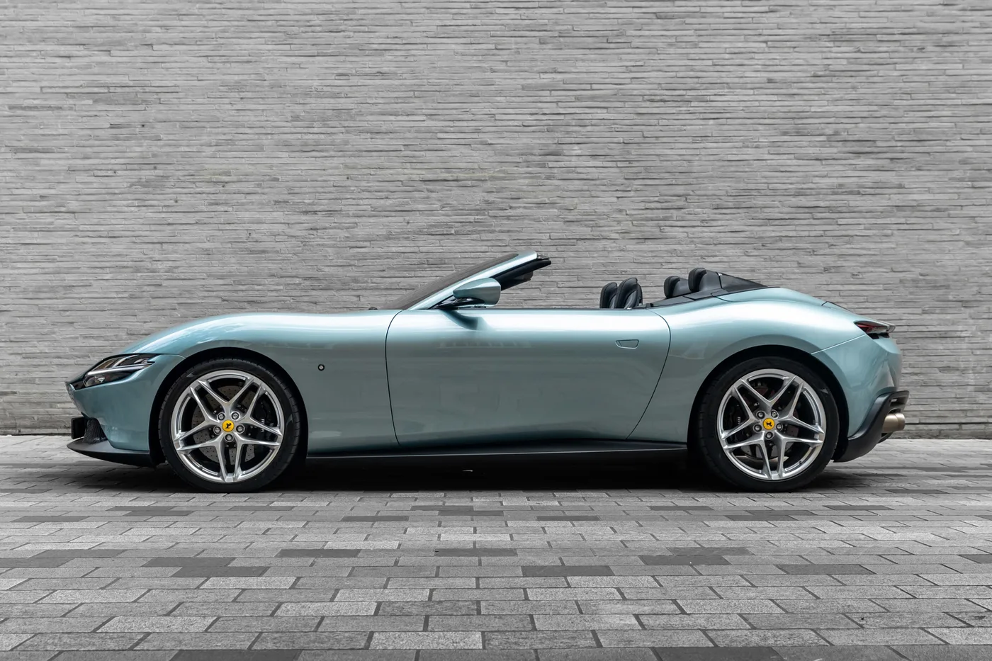 2024 Ferrari Roma Spider proposée par un groupe de concessions agréées à Mayfair, Royaume-Uni, photo 12 sur 25