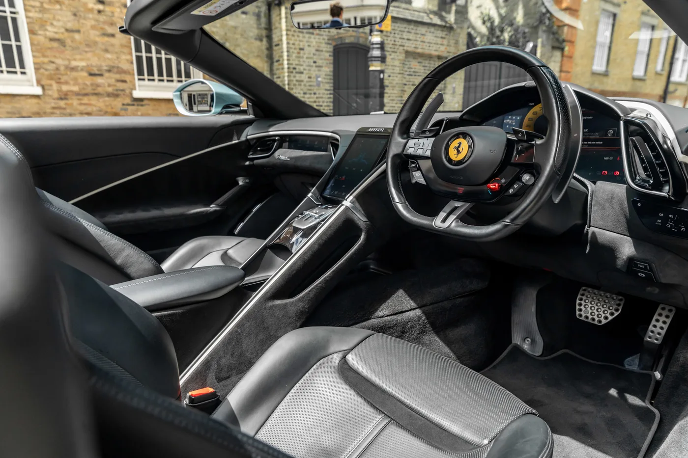 2024 Ferrari Roma Spider proposée par un groupe de concessions agréées à Mayfair, Royaume-Uni, photo 20 sur 25