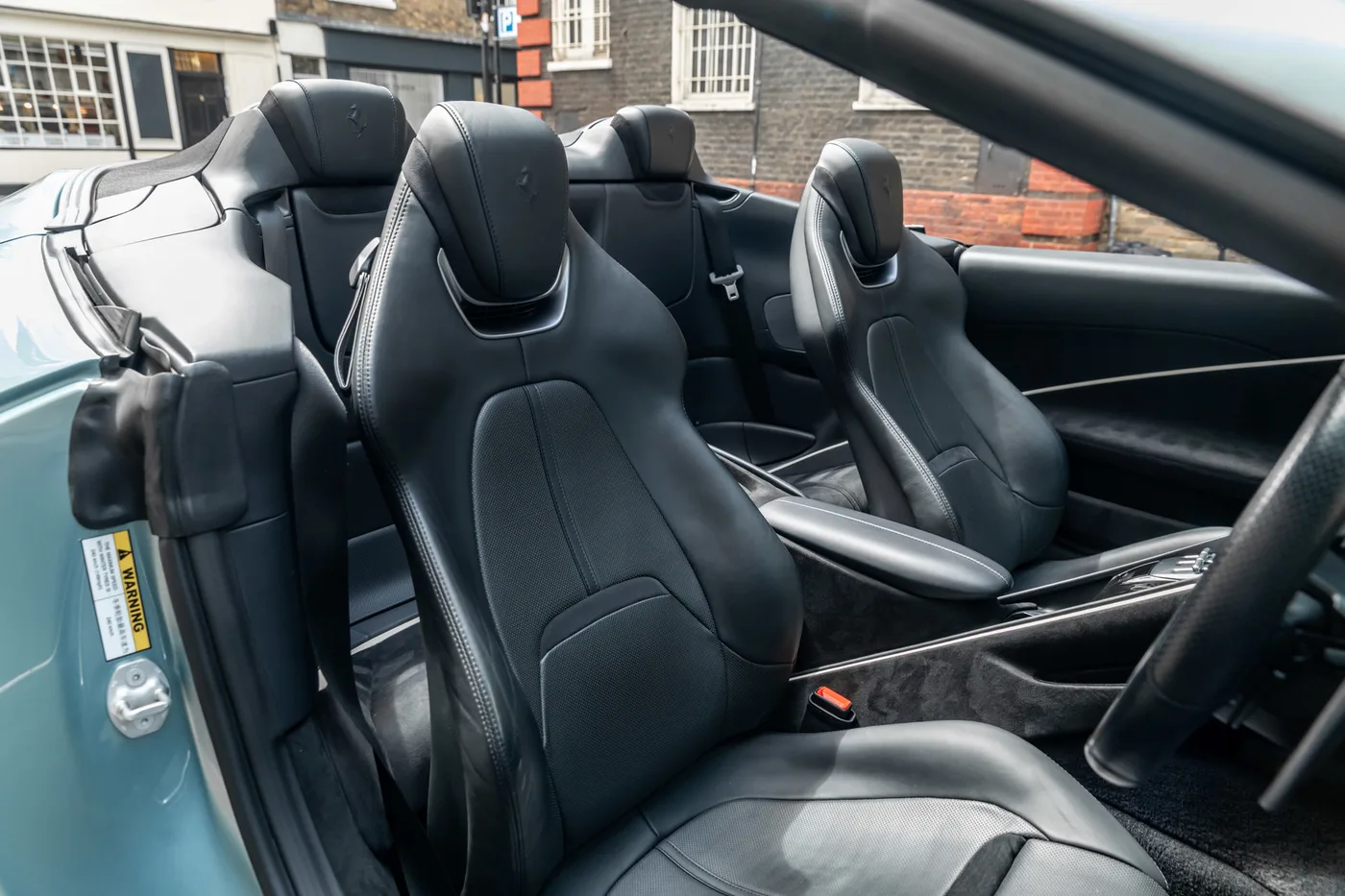 2024 Ferrari Roma Spider proposée par un groupe de concessions agréées à Mayfair, Royaume-Uni, photo 23 sur 25
