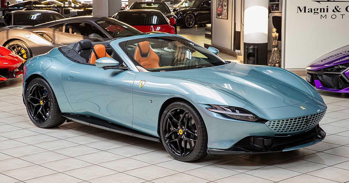 2024 Ferrari Roma Spider proposée par un concessionnaire spécialisé à Milan, Italie, photo principale