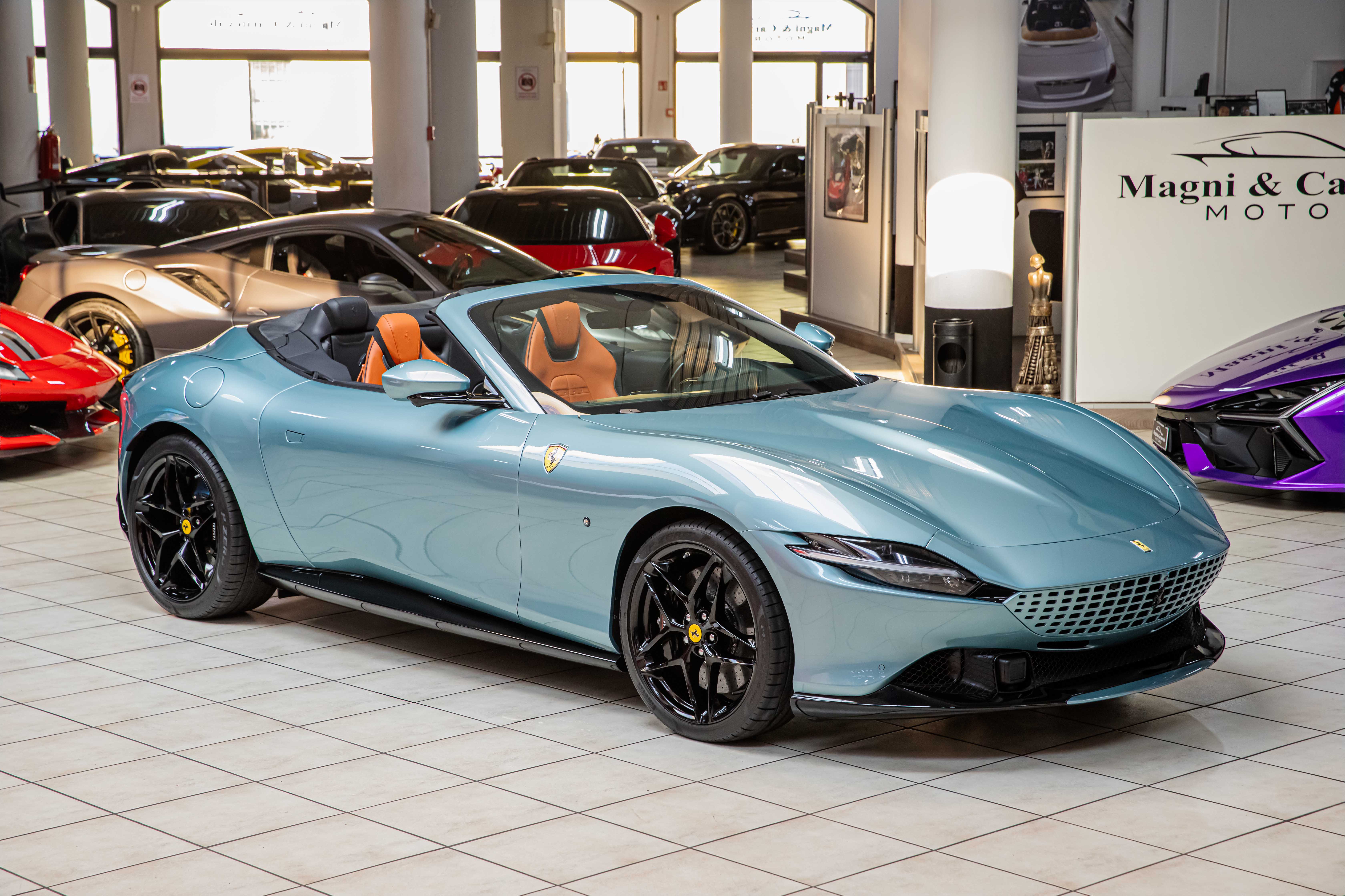 2024 Ferrari Roma Spider proposée par un concessionnaire spécialisé à Milan, Italie, photo 2 sur 20
