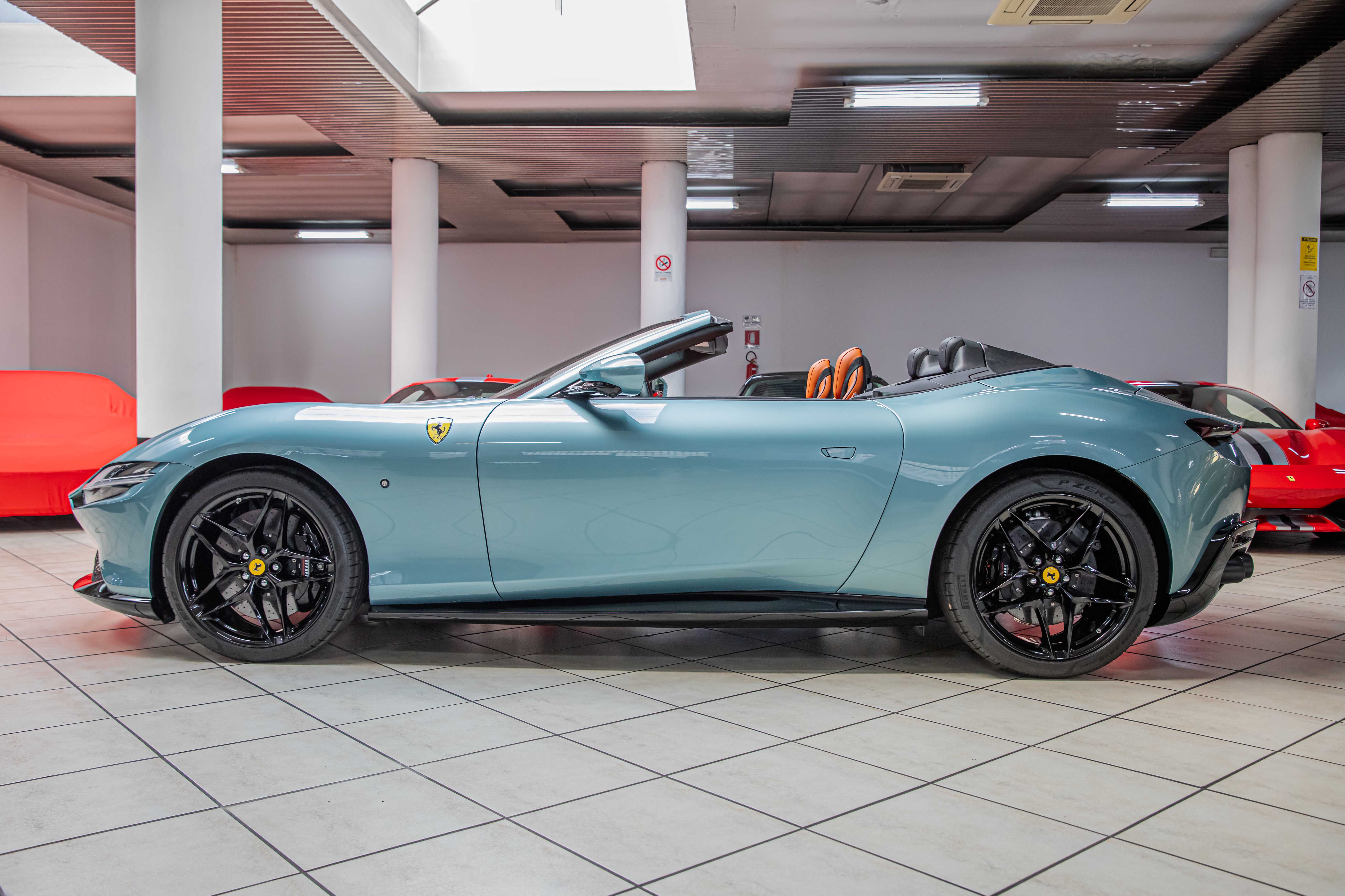 2024 Ferrari Roma Spider proposée par un concessionnaire spécialisé à Milan, Italie, photo 14 sur 20