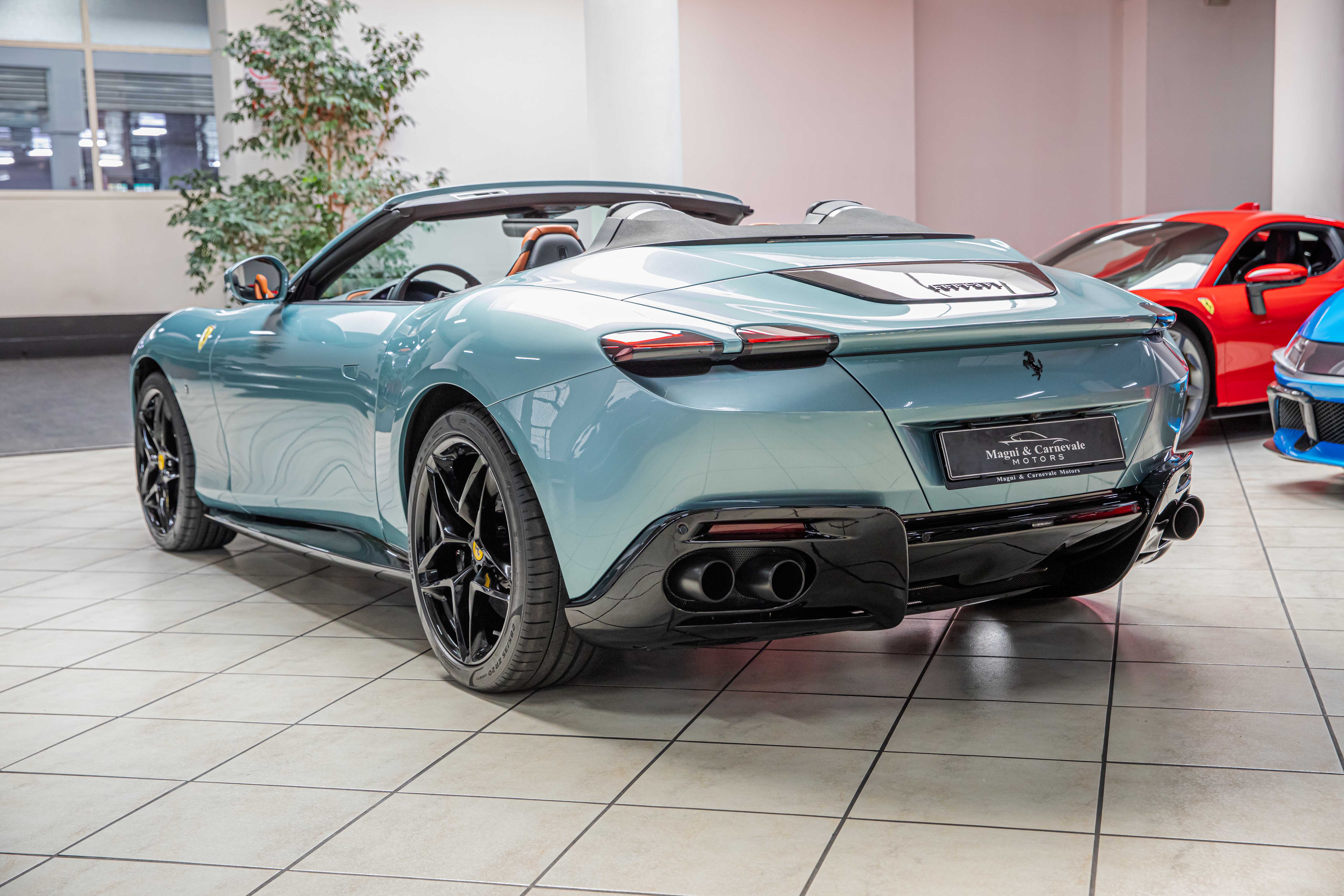 2024 Ferrari Roma Spider proposée par un concessionnaire spécialisé à Milan, Italie, photo 15 sur 20