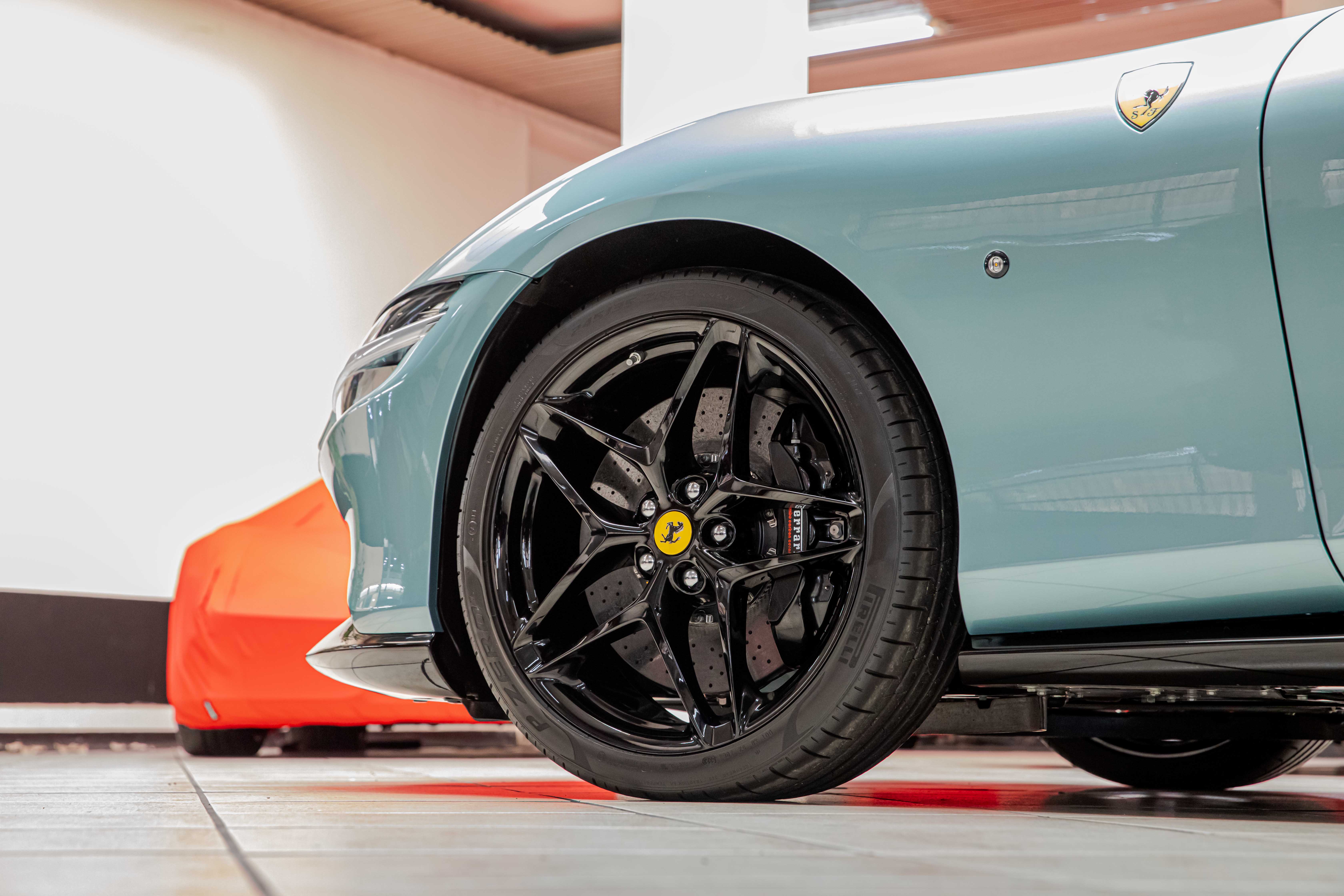 2024 Ferrari Roma Spider proposée par un concessionnaire spécialisé à Milan, Italie, photo 18 sur 20