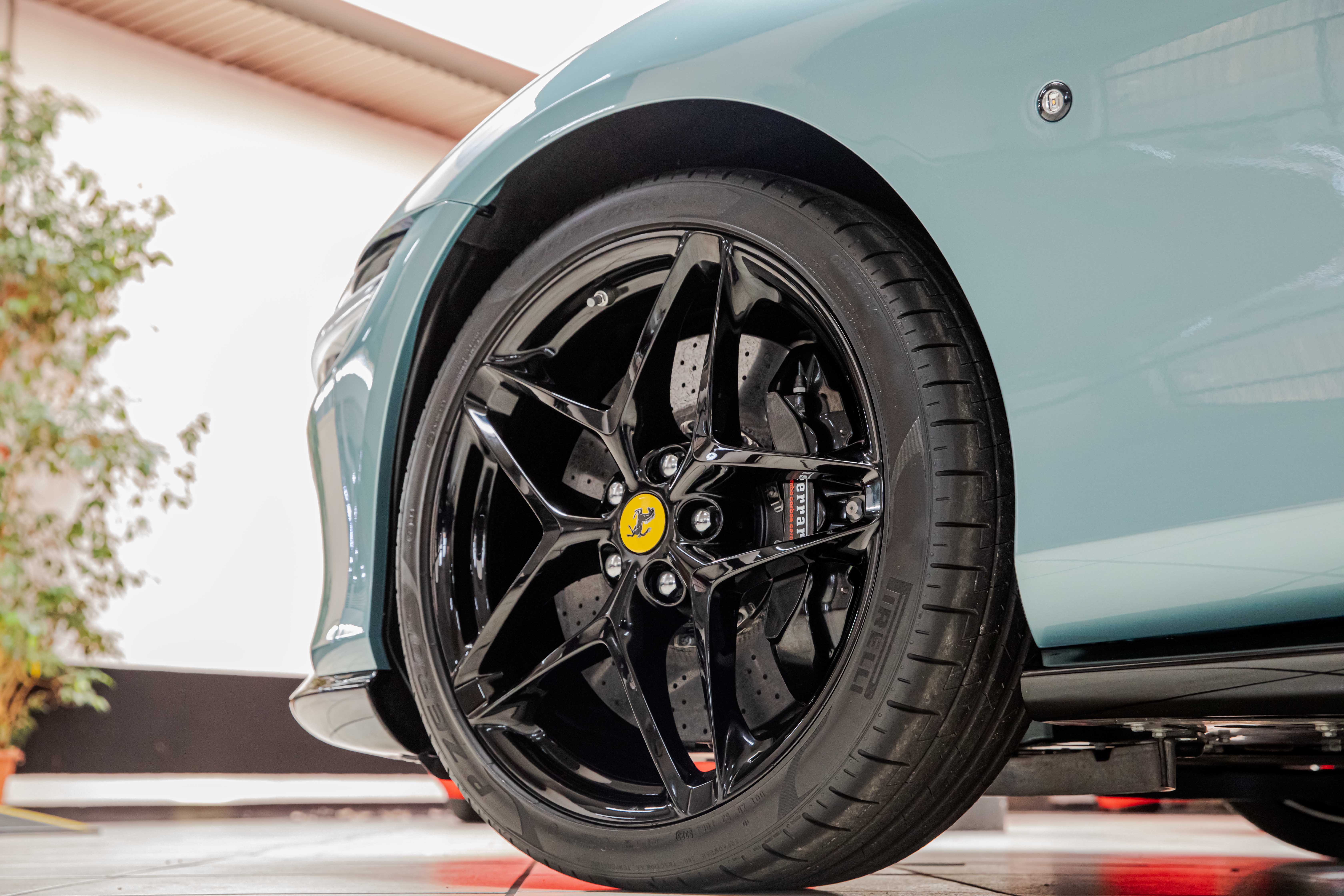 2024 Ferrari Roma Spider proposée par un concessionnaire spécialisé à Milan, Italie, photo 19 sur 20