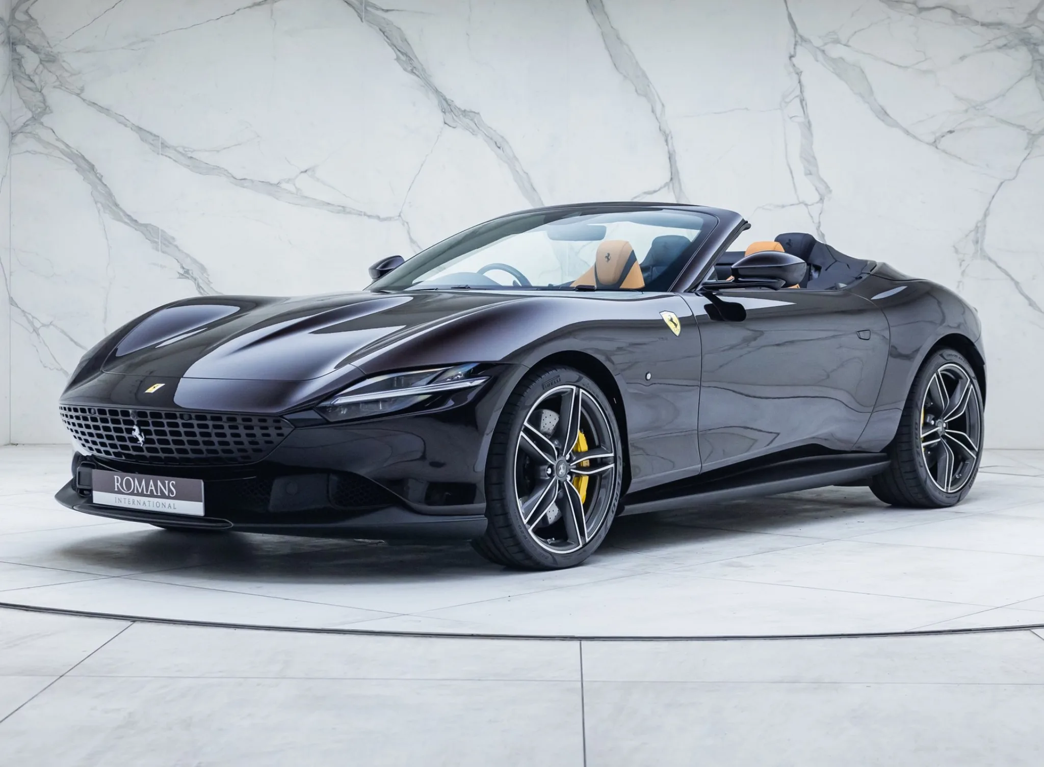 2024 Ferrari Roma Spider proposée par un concessionnaire spécialisé à Banstead, Royaume-Uni, photo principale