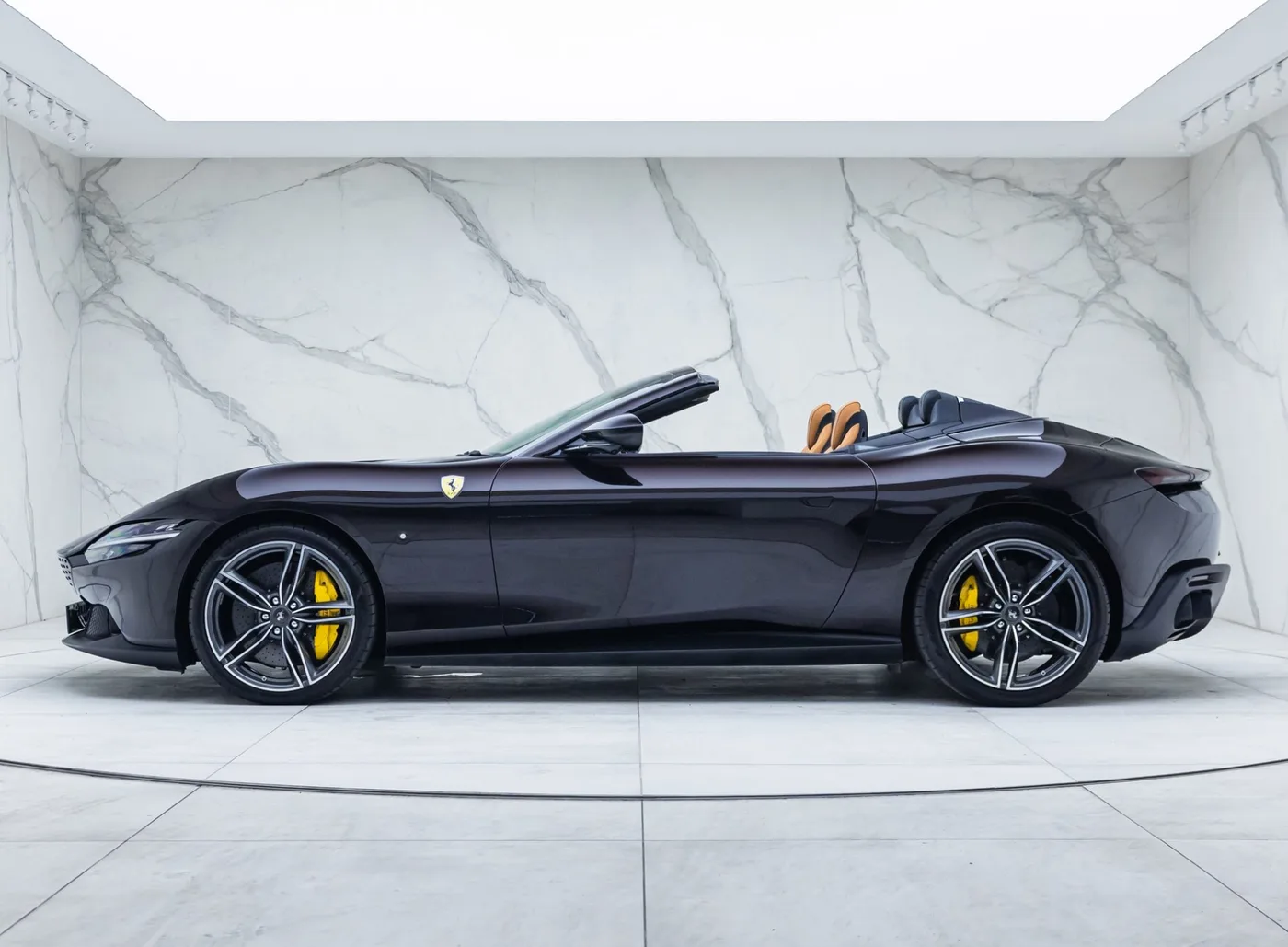 2024 Ferrari Roma Spider proposée par un concessionnaire spécialisé à Banstead, Royaume-Uni, photo 2 sur 25