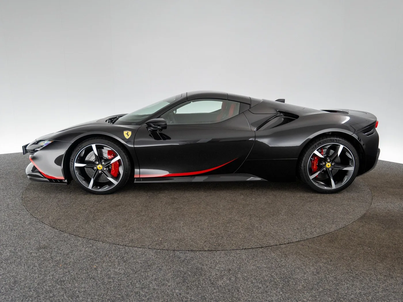 2024 Ferrari SF90 Spider Atelier proposée par un concessionnaire spécialisé à Singen, Allemagne, photo 4 sur 15