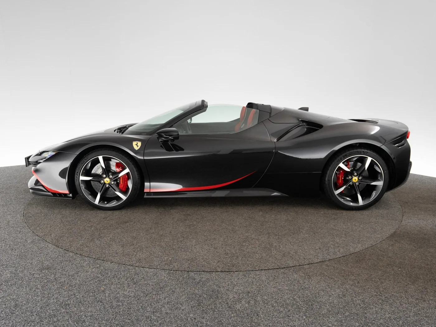 2024 Ferrari SF90 Spider Atelier proposée par un concessionnaire spécialisé à Singen, Allemagne, photo 5 sur 15