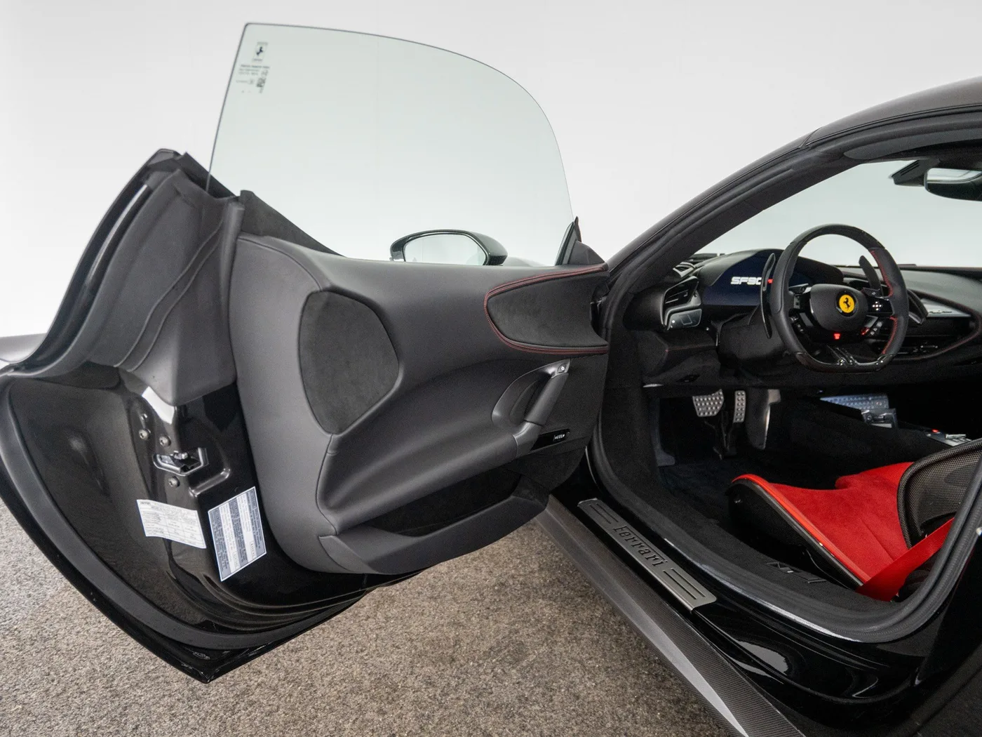 2024 Ferrari SF90 Spider Atelier proposée par un concessionnaire spécialisé à Singen, Allemagne, photo 9 sur 15