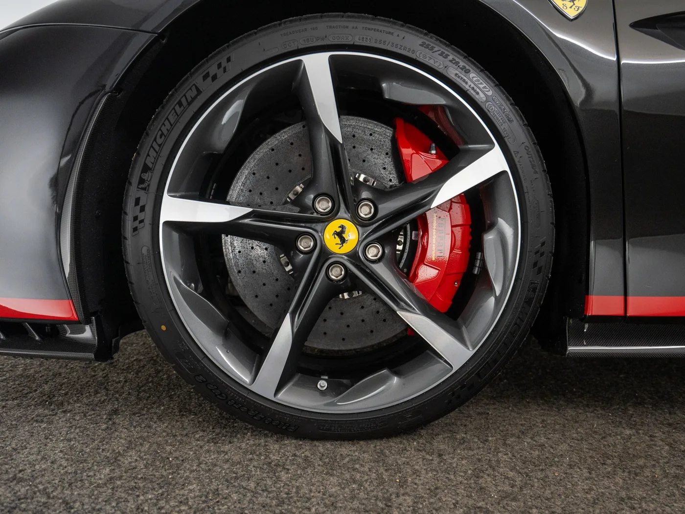 2024 Ferrari SF90 Spider Atelier proposée par un concessionnaire spécialisé à Singen, Allemagne, photo 13 sur 15