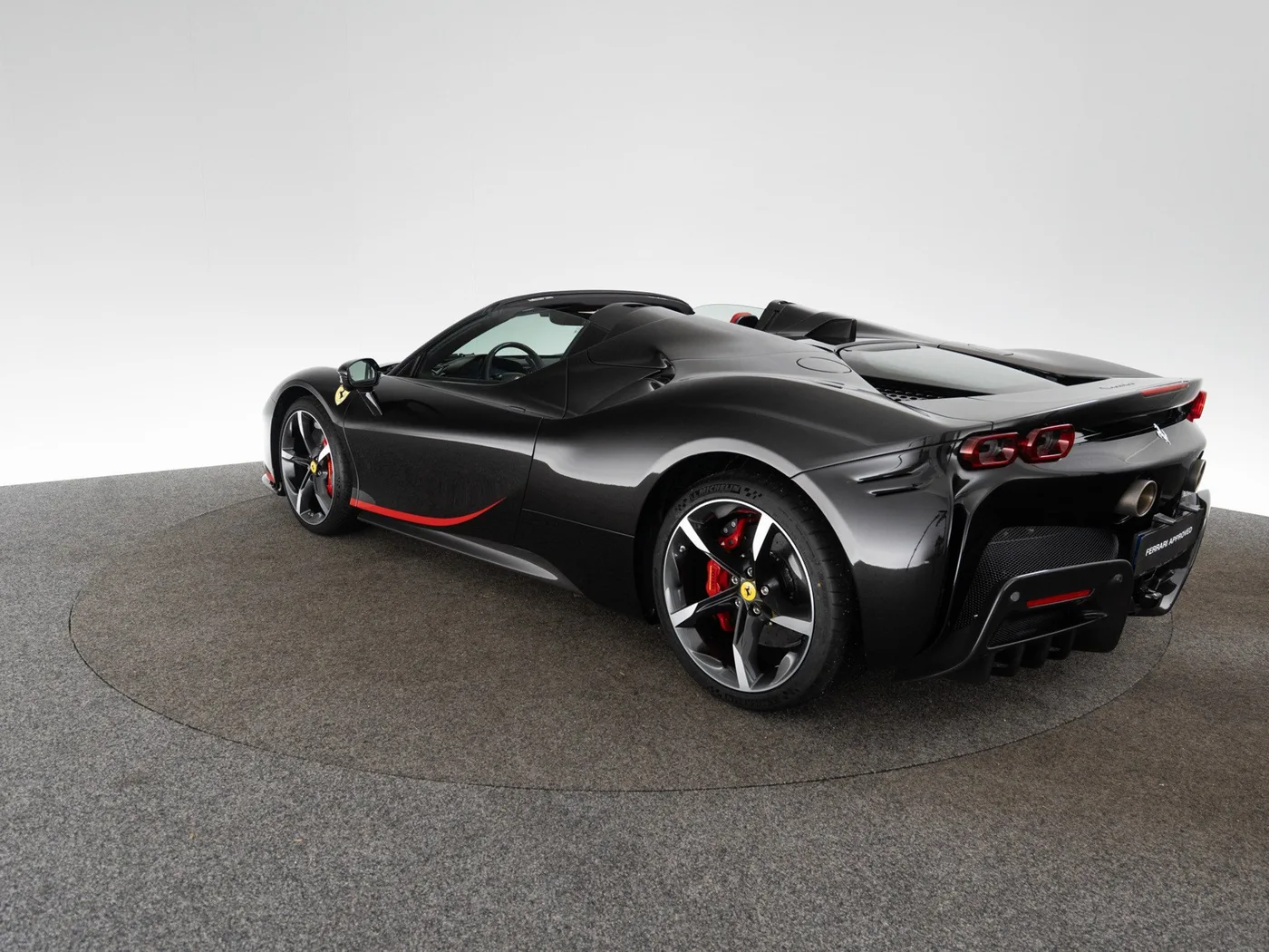 2024 Ferrari SF90 Spider Atelier proposée par un concessionnaire spécialisé à Singen, Allemagne, photo 15 sur 15