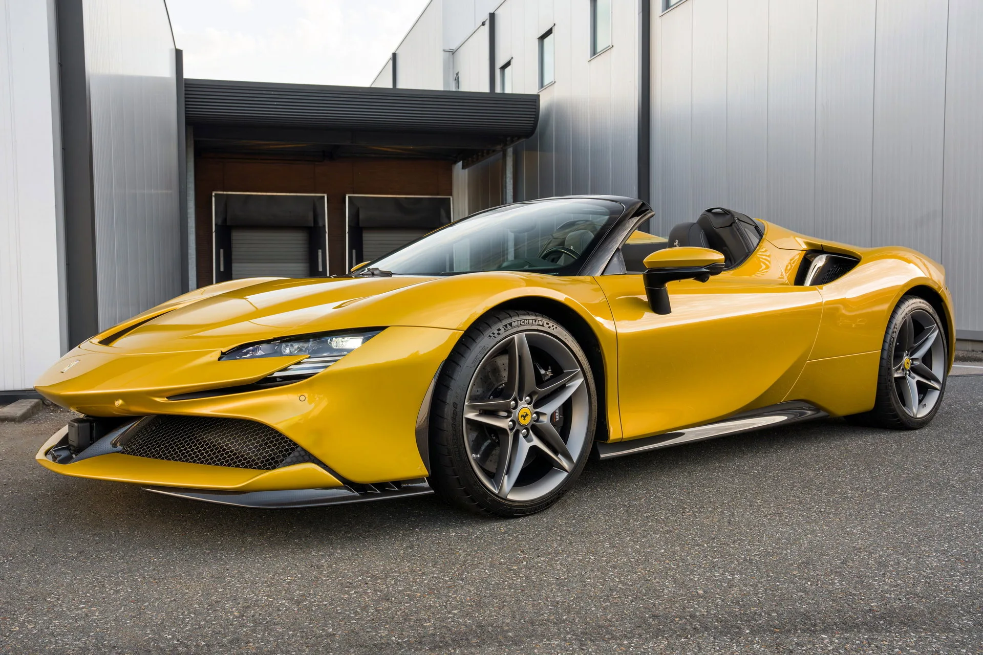 2024 Ferrari SF90 Spider proposée par un spécialiste de la supercar à Woerden, Pays-Bas, photo principale