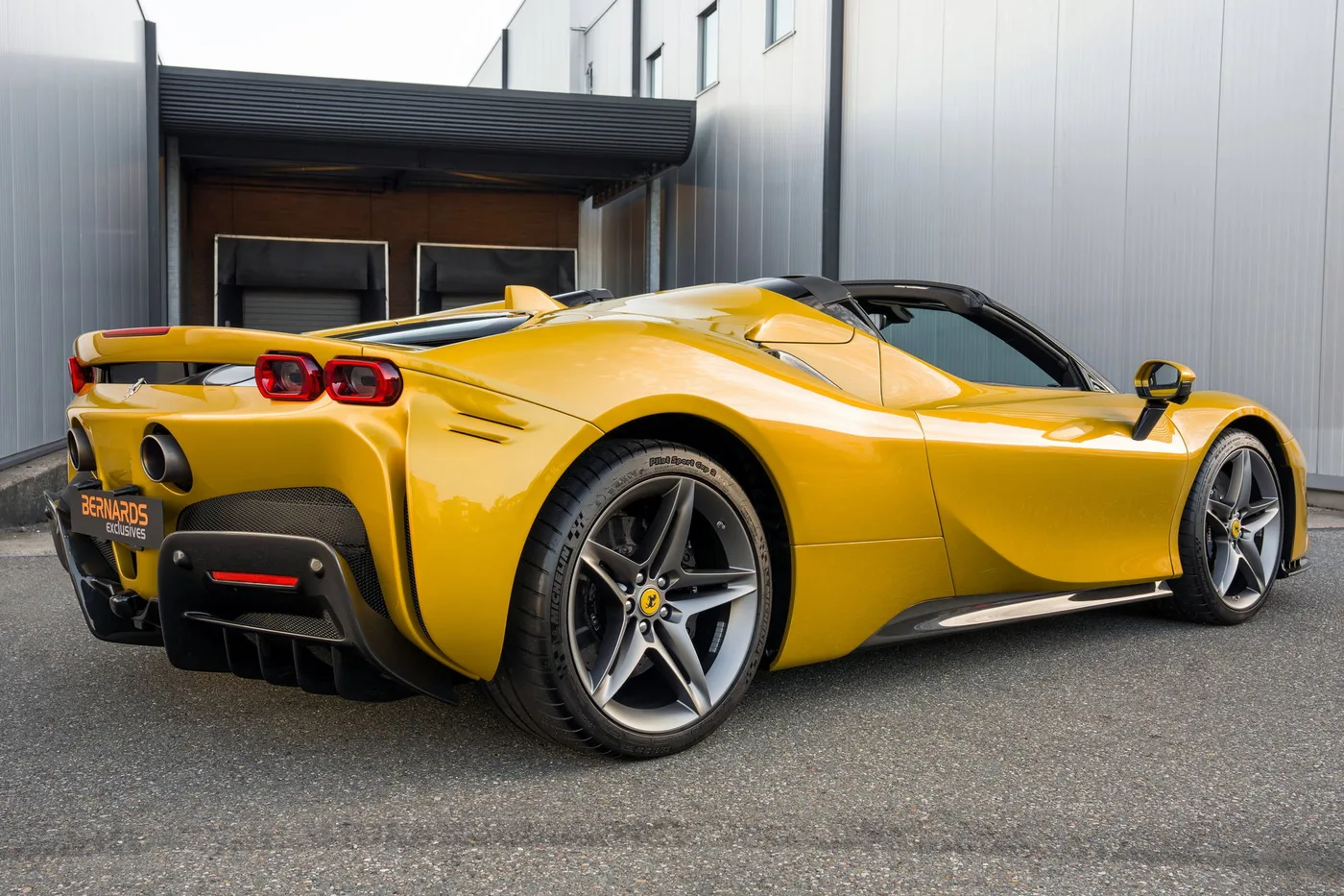 2024 Ferrari SF90 Spider angeboten von einem Supersportwagenhändler in Woerden, Niederlande, Foto 2 von 25