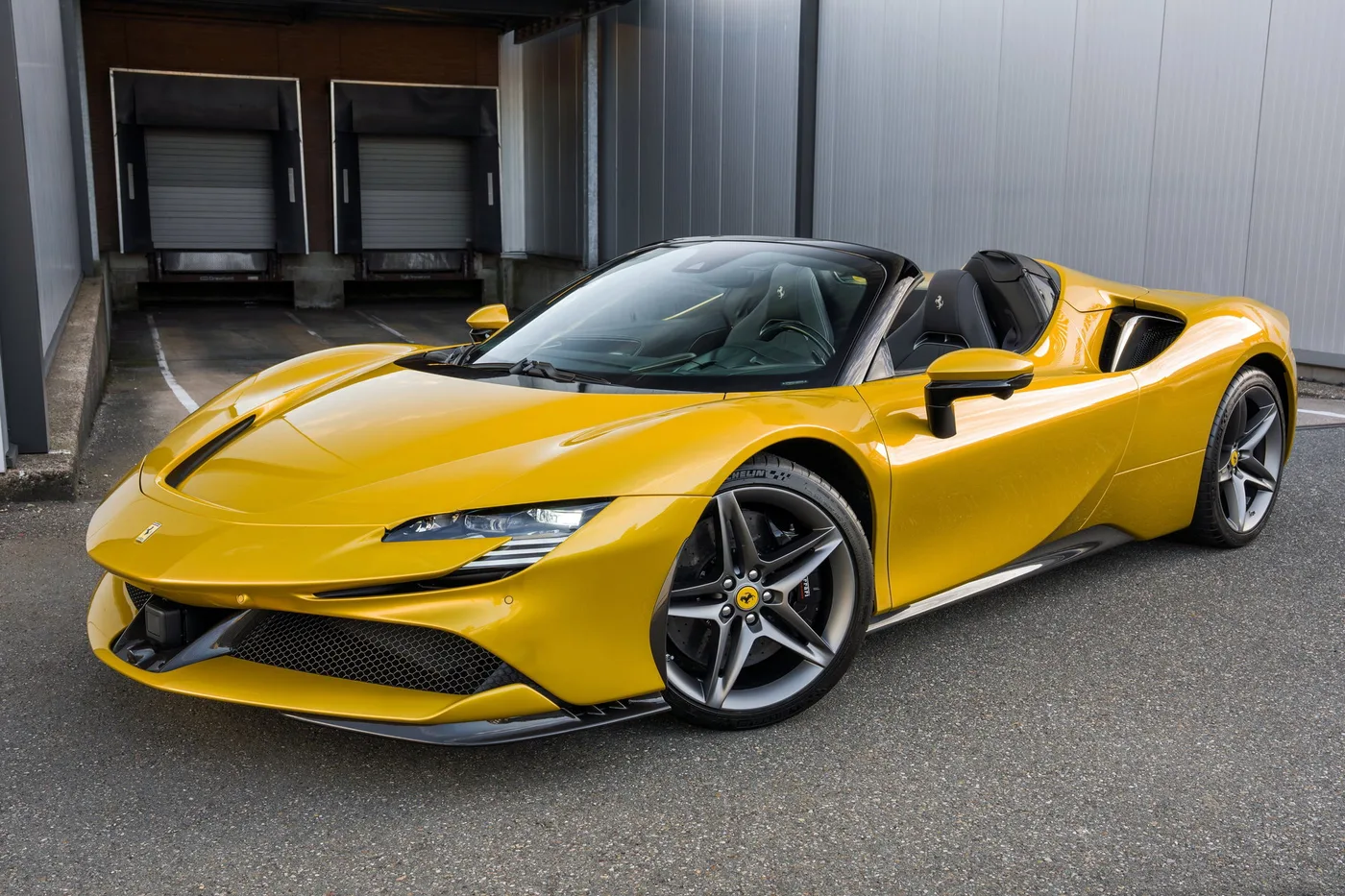 2024 Ferrari SF90 Spider angeboten von einem Supersportwagenhändler in Woerden, Niederlande, Foto 23 von 25