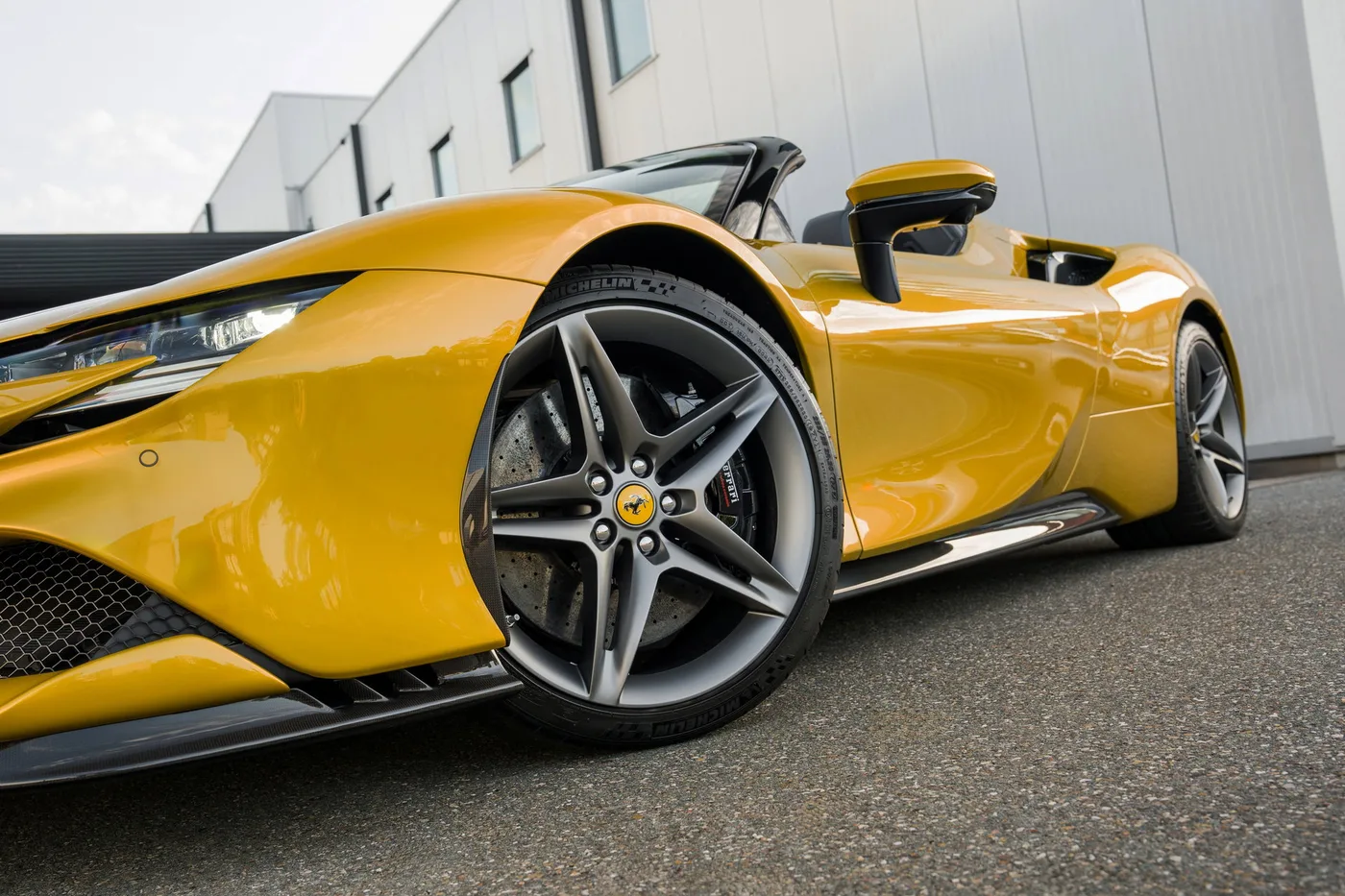 2024 Ferrari SF90 Spider angeboten von einem Supersportwagenhändler in Woerden, Niederlande, Foto 24 von 25
