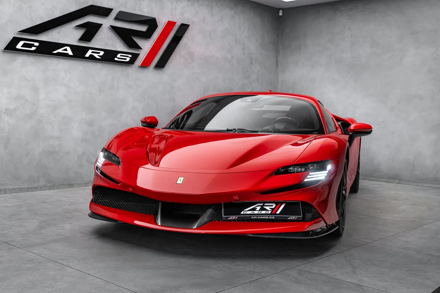 2024 Ferrari SF90 Stradale proposée par un concessionnaire spécialisé à Ostrava, Tchéquie, photo 3 sur 15