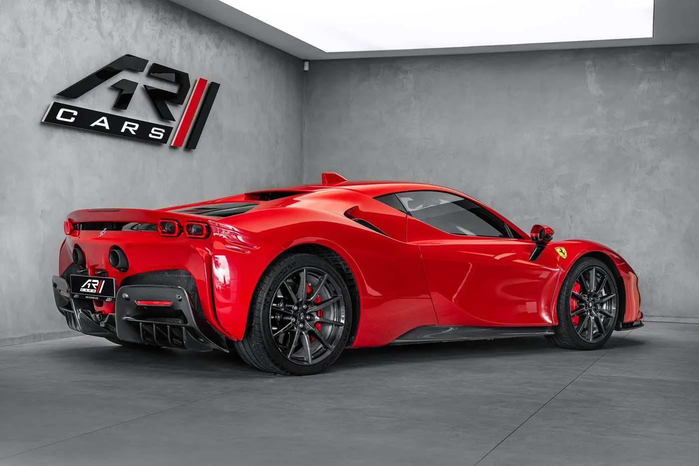 2024 Ferrari SF90 Stradale proposée par un concessionnaire spécialisé à Ostrava, Tchéquie, photo 5 sur 15