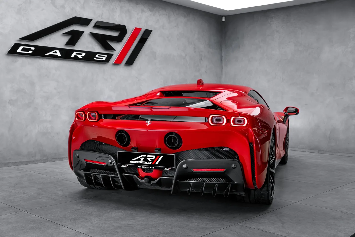 2024 Ferrari SF90 Stradale proposée par un concessionnaire spécialisé à Ostrava, Tchéquie, photo 6 sur 15