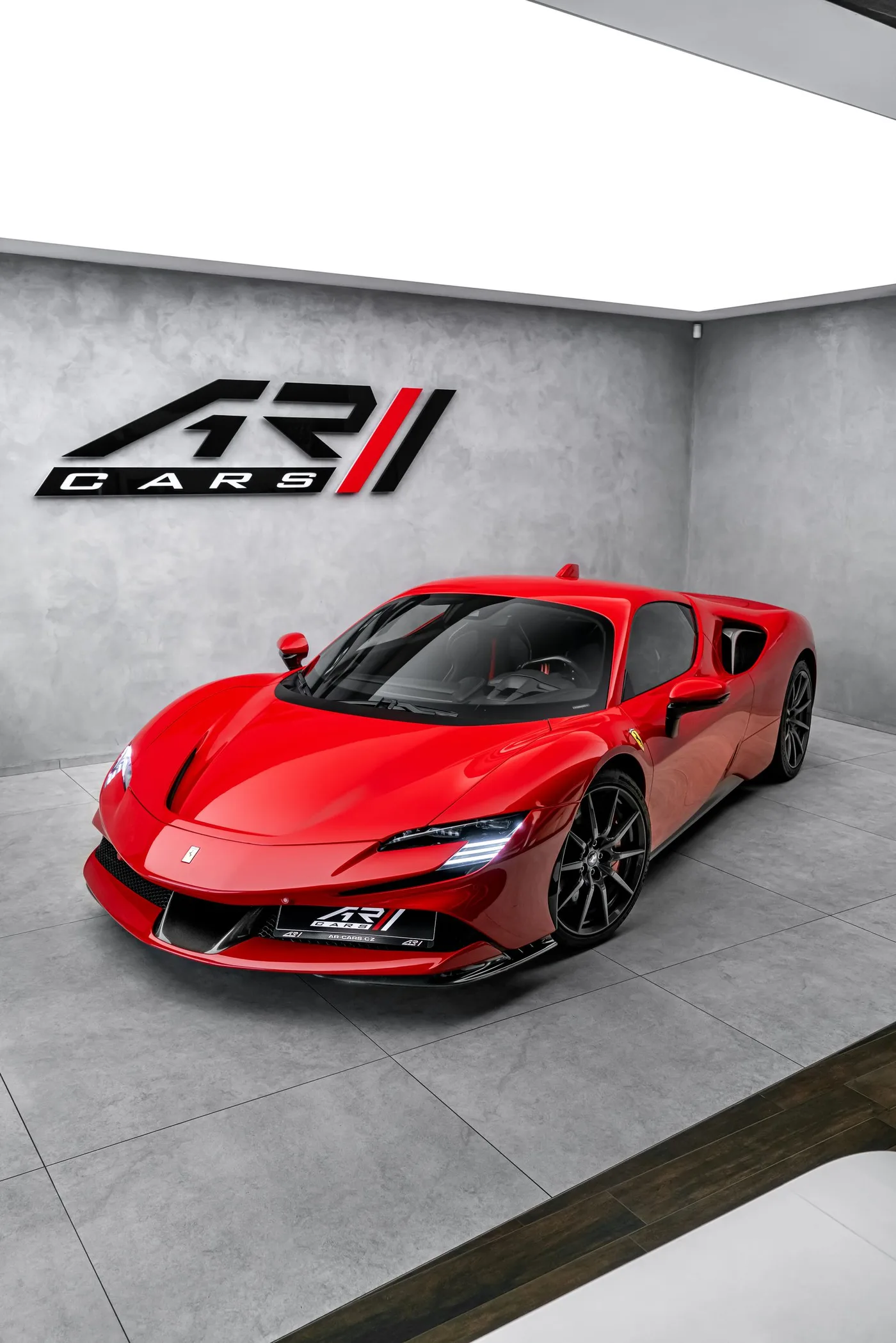 2024 Ferrari SF90 Stradale proposée par un concessionnaire spécialisé à Ostrava, Tchéquie, photo 8 sur 15
