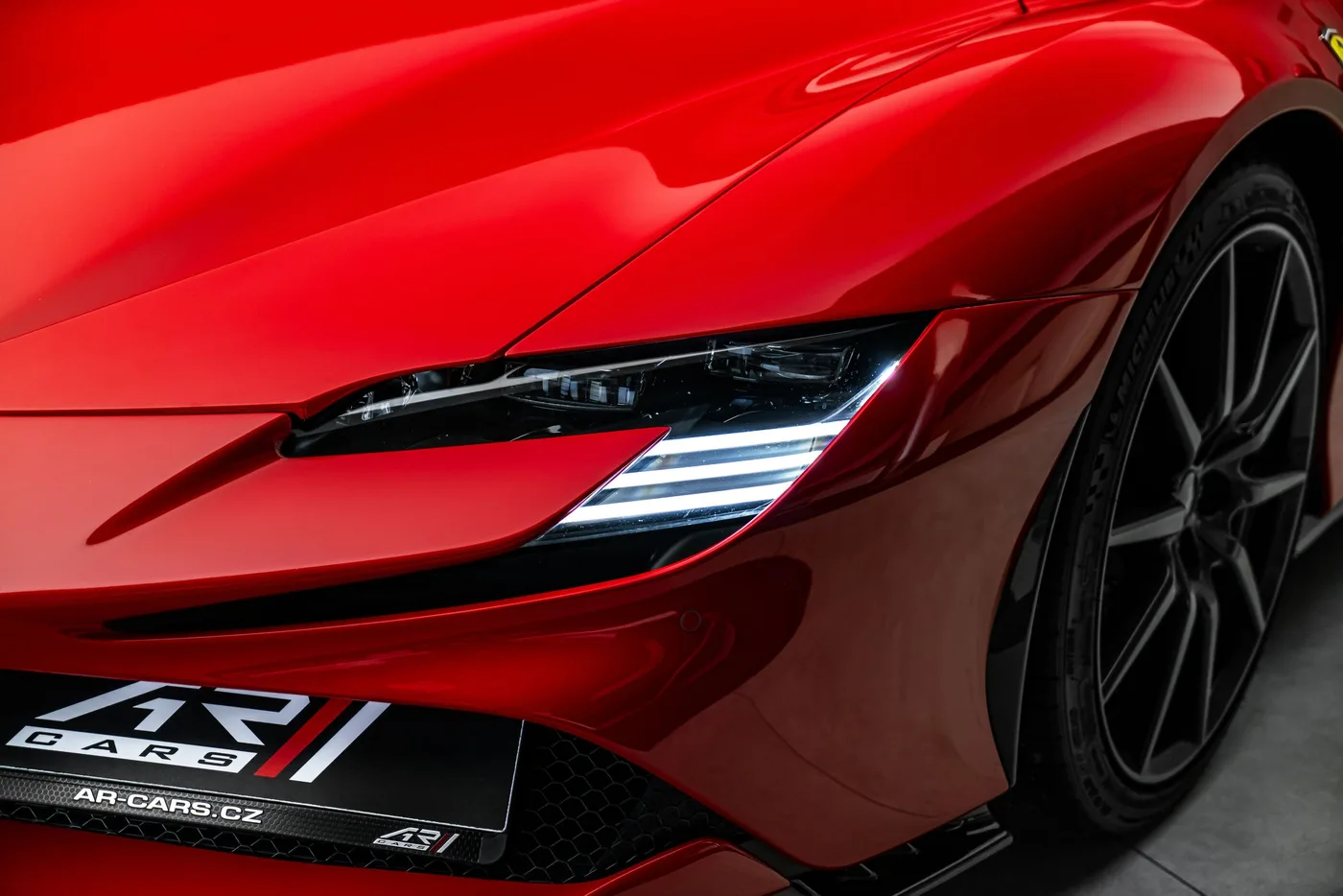 2024 Ferrari SF90 Stradale proposée par un concessionnaire spécialisé à Ostrava, Tchéquie, photo 9 sur 15