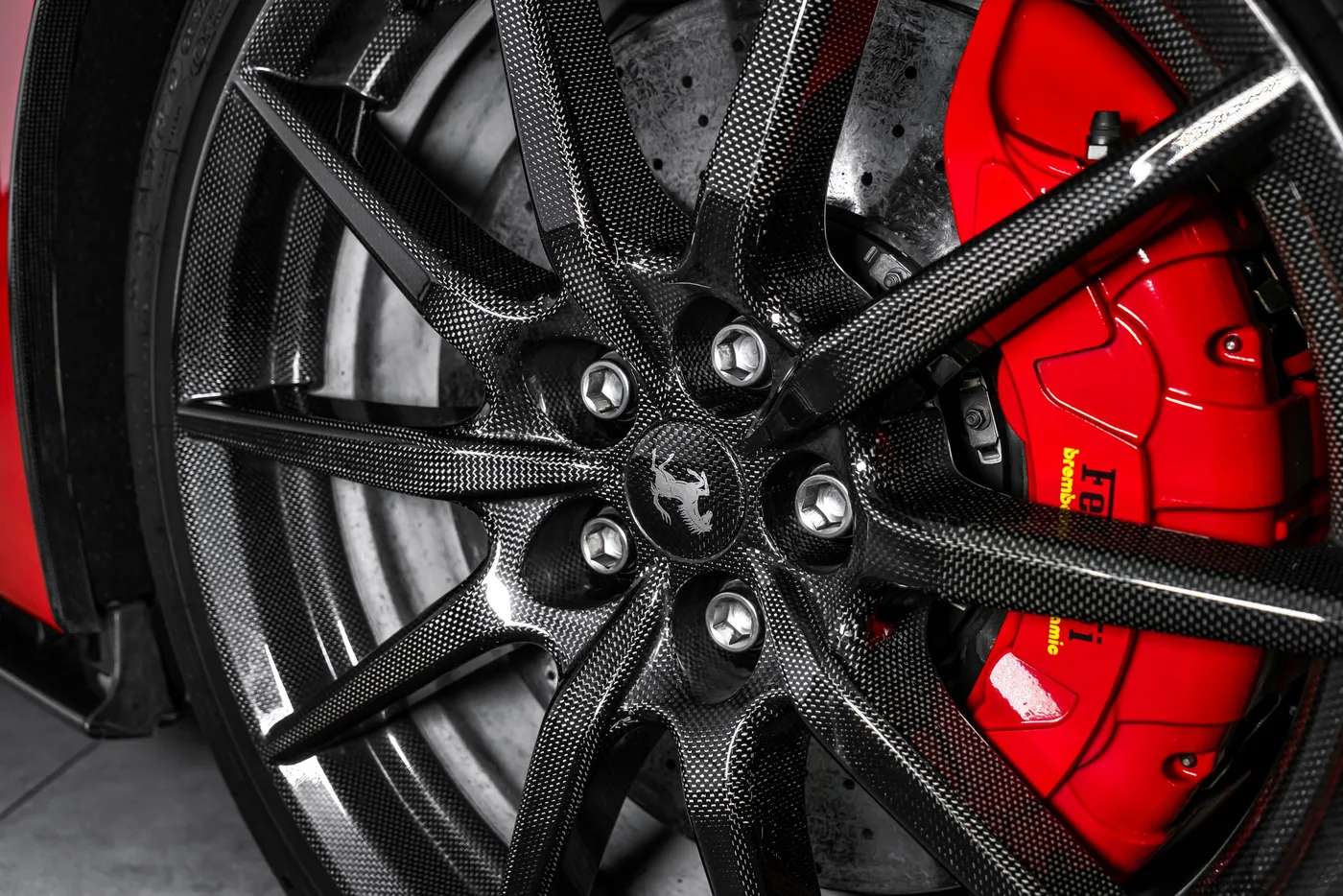 2024 Ferrari SF90 Stradale proposée par un concessionnaire spécialisé à Ostrava, Tchéquie, photo 10 sur 15