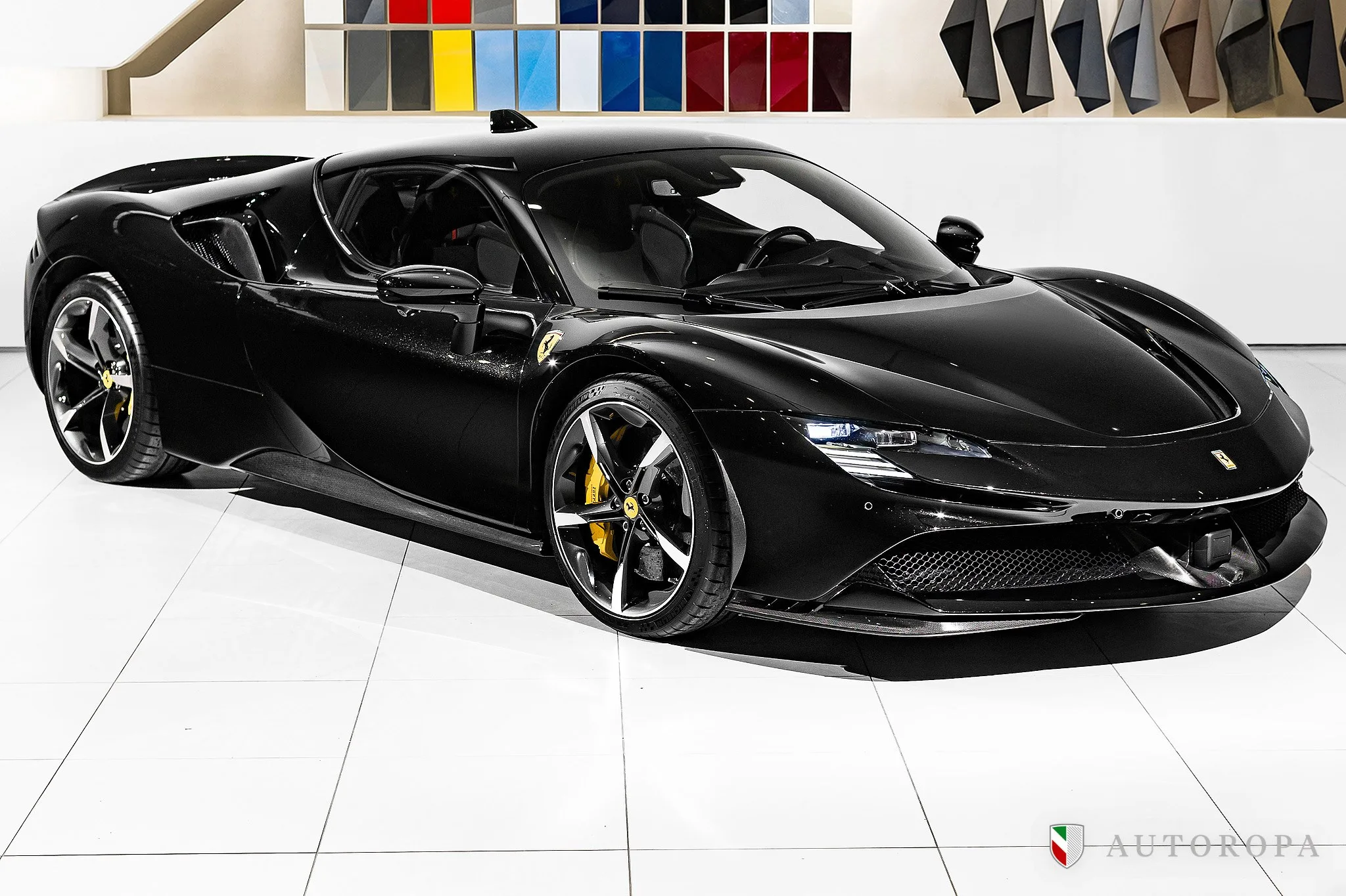 2024 Ferrari SF90 Stradale Assetto Fiorano proposée par un concessionnaire agréé Ferrari et Maserati à Arlöv, Suède, photo principale