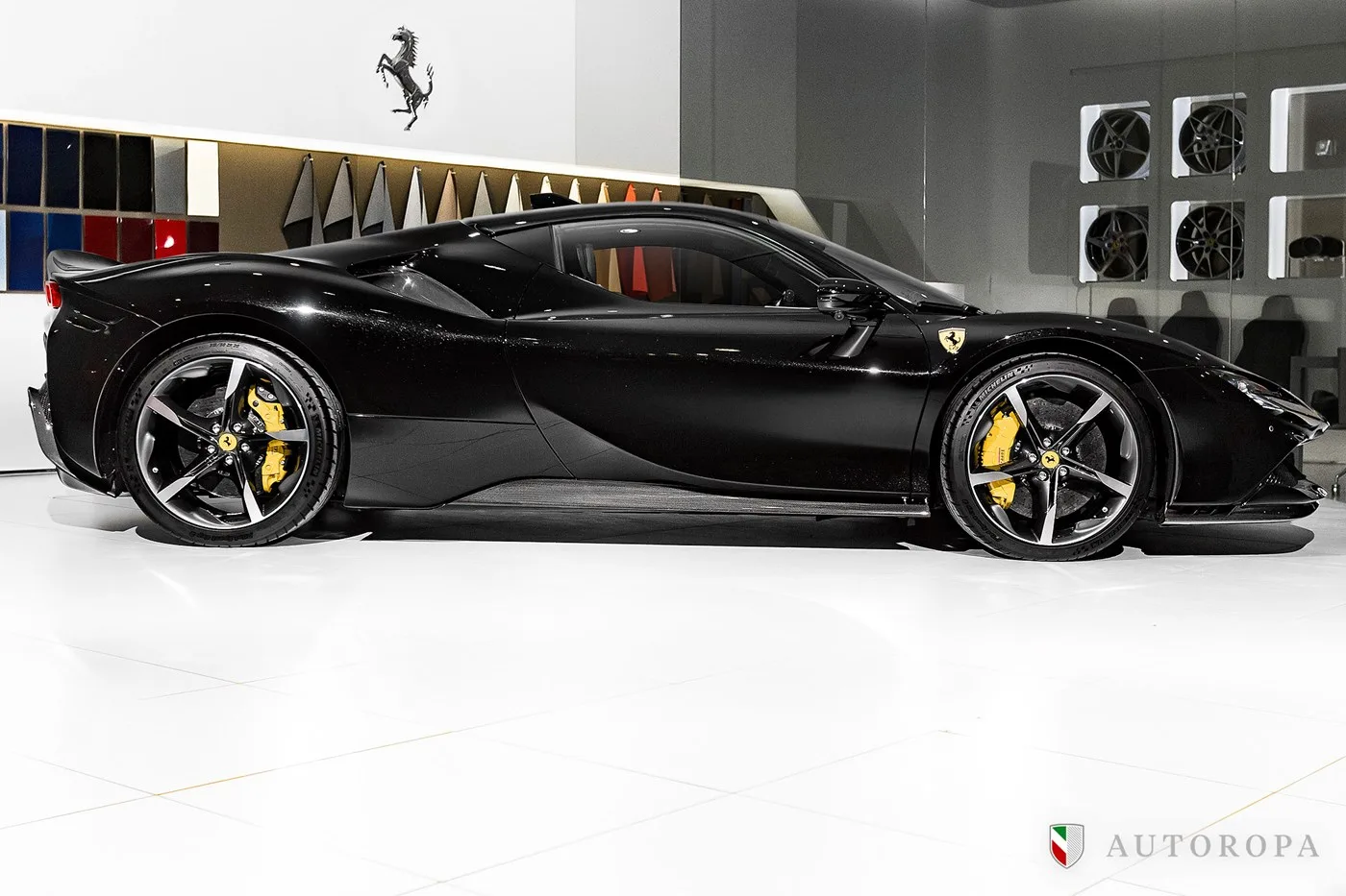 2024 Ferrari SF90 Stradale Assetto Fiorano proposée par un concessionnaire agréé Ferrari et Maserati à Arlöv, Suède, photo 2 sur 10