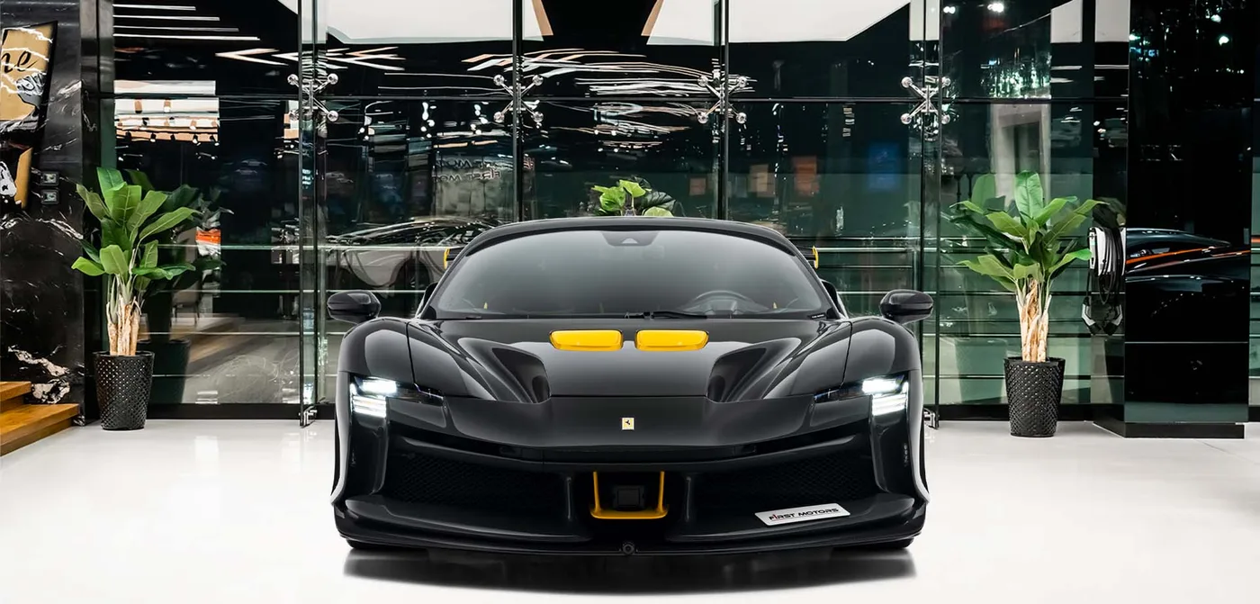 2024 Ferrari SF90 XX Stradale proposée par un concessionnaire spécialisé à Dubai, Émirats arabes unis, vue extérieure 3