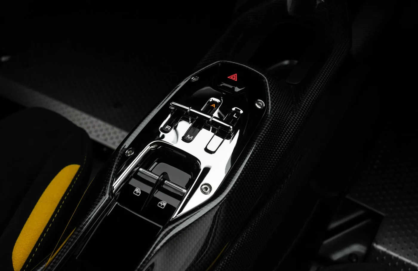 2024 Ferrari SF90 XX Stradale proposée par un concessionnaire spécialisé à Dubai, Émirats arabes unis, photo 9 sur 10