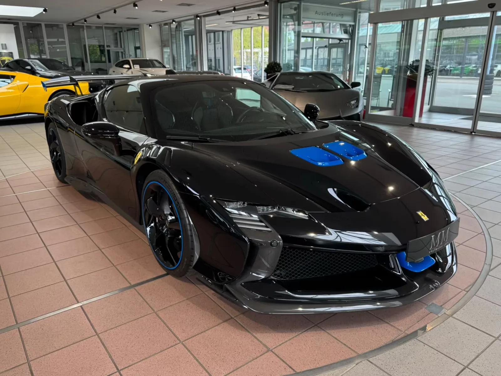 2024 Ferrari SF90 XX Stradale proposée par un concessionnaire spécialisé à Hannover, Allemagne, photo principale