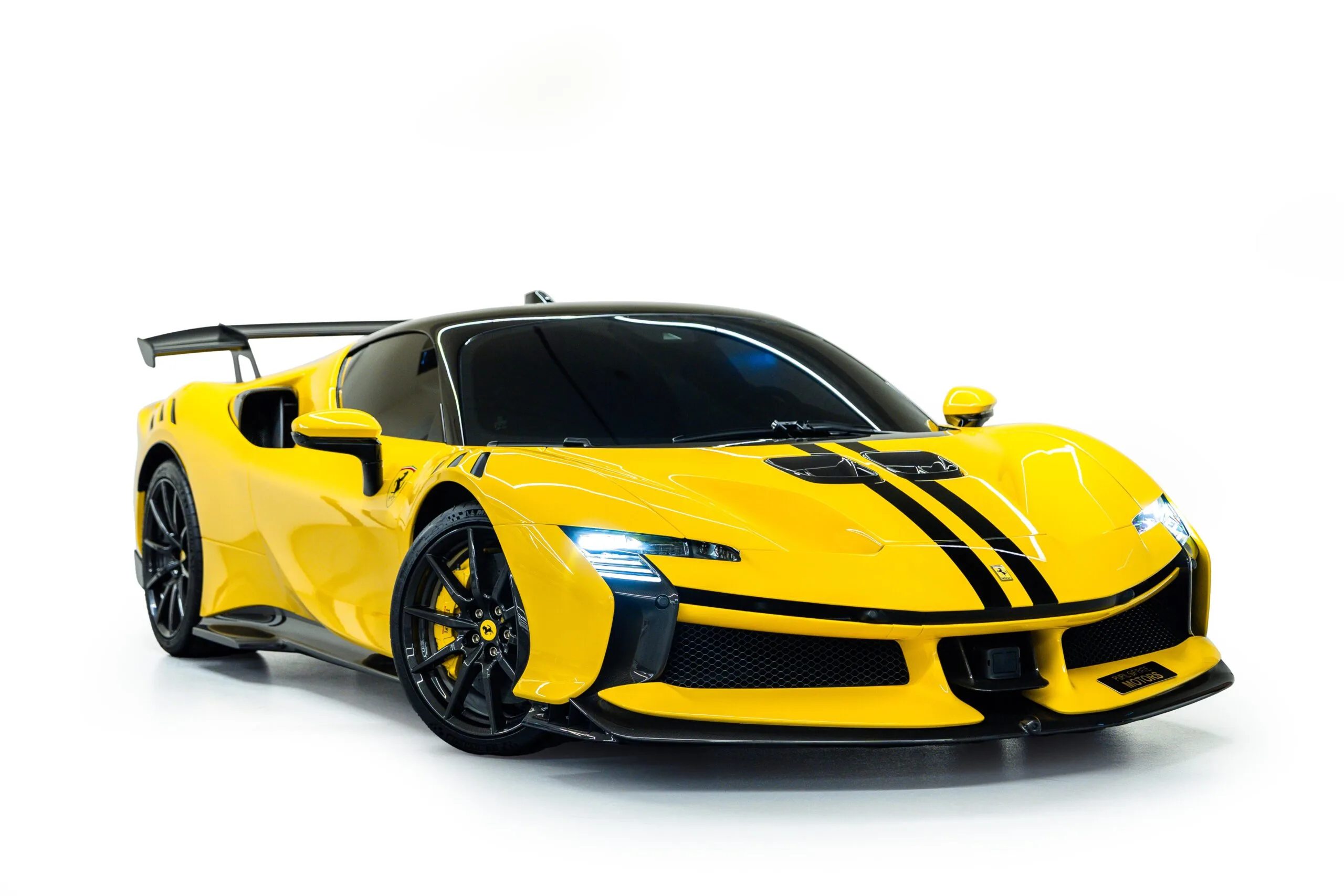 2024 Ferrari SF90 XX Stradale proposée par un concessionnaire spécialisé à Dubaï, Émirats arabes unis, photo principale