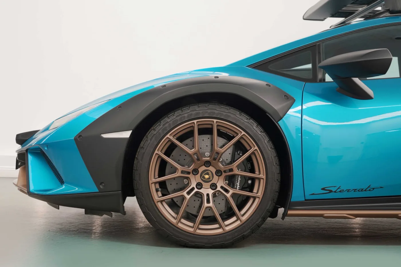 2024 Lamborghini Huracán Sterrato angeboten von einem Fachhändler in Dubai, Vereinigte Arabische Emirate, Foto 7 von 10