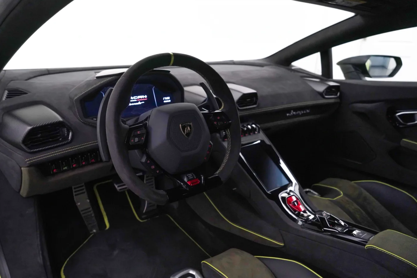 2024 Lamborghini Huracán Sterrato offered by a specialist dealer in Dubai, United Arab Emirates, photo 10 of 10