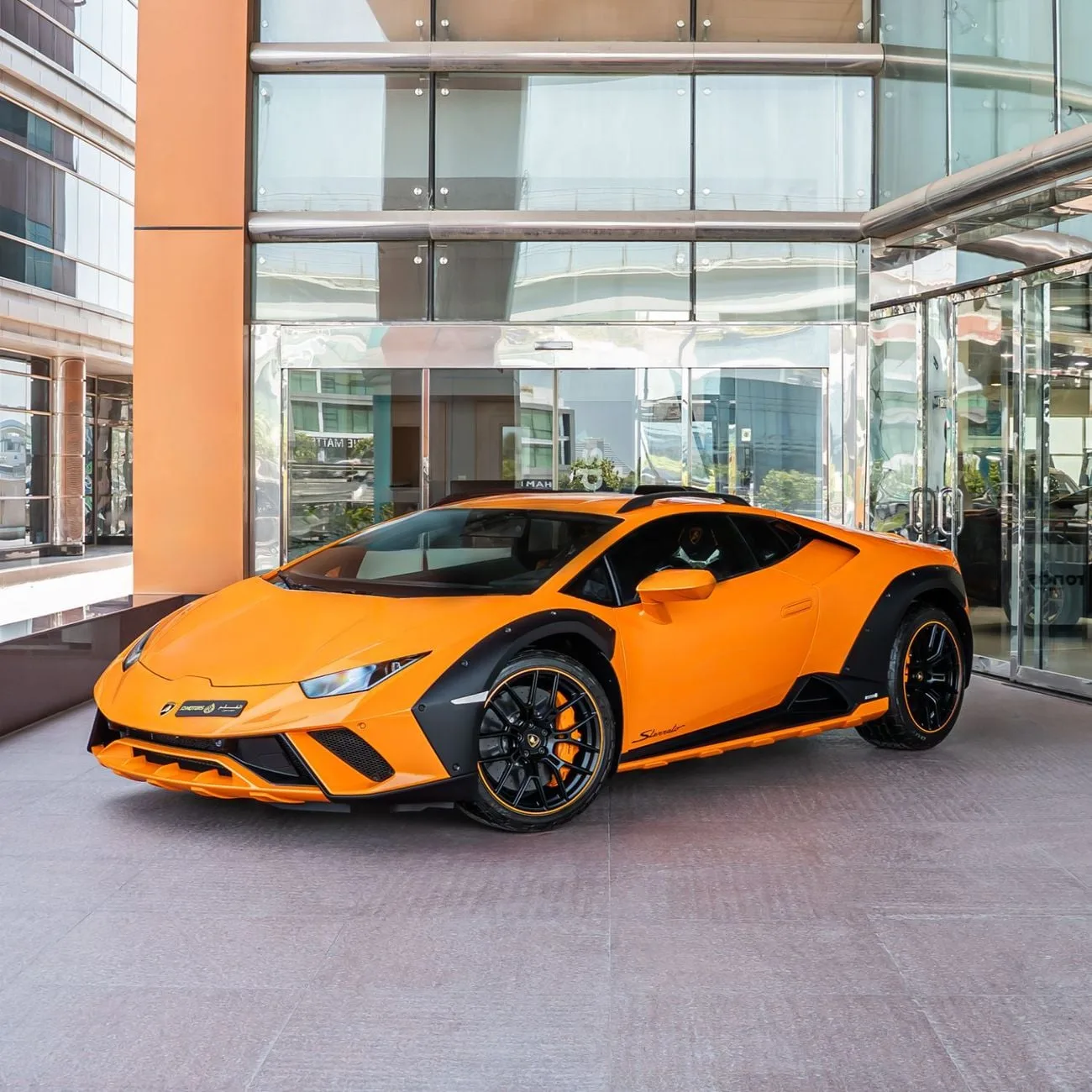 2024 Lamborghini Huracan Sterrato proposée par un concessionnaire spécialisé à Dubai, Émirats arabes unis, photo principale